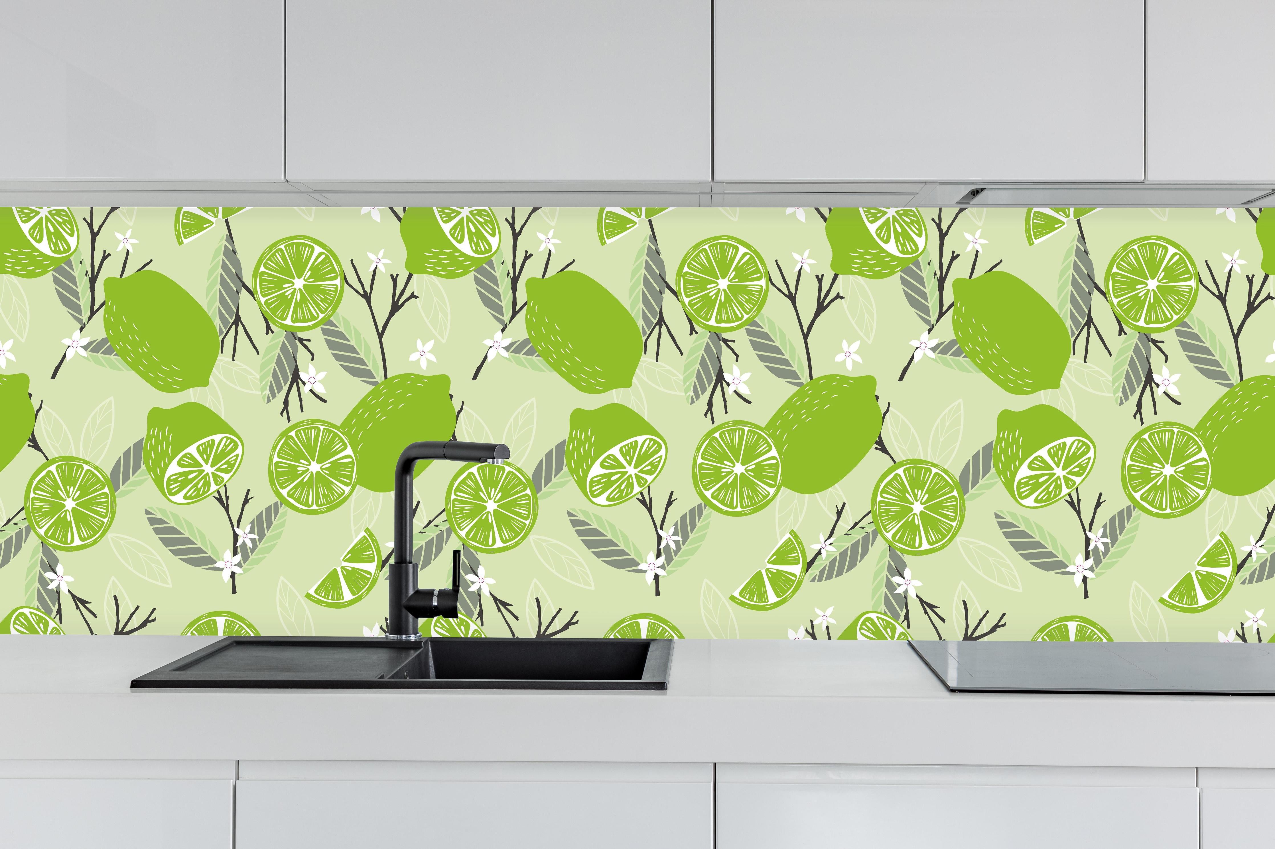 Küche - Limetten-Muster Fruchtige Frische hinter weißen Hochglanz-Küchenregalen und schwarzem Wasserhahn