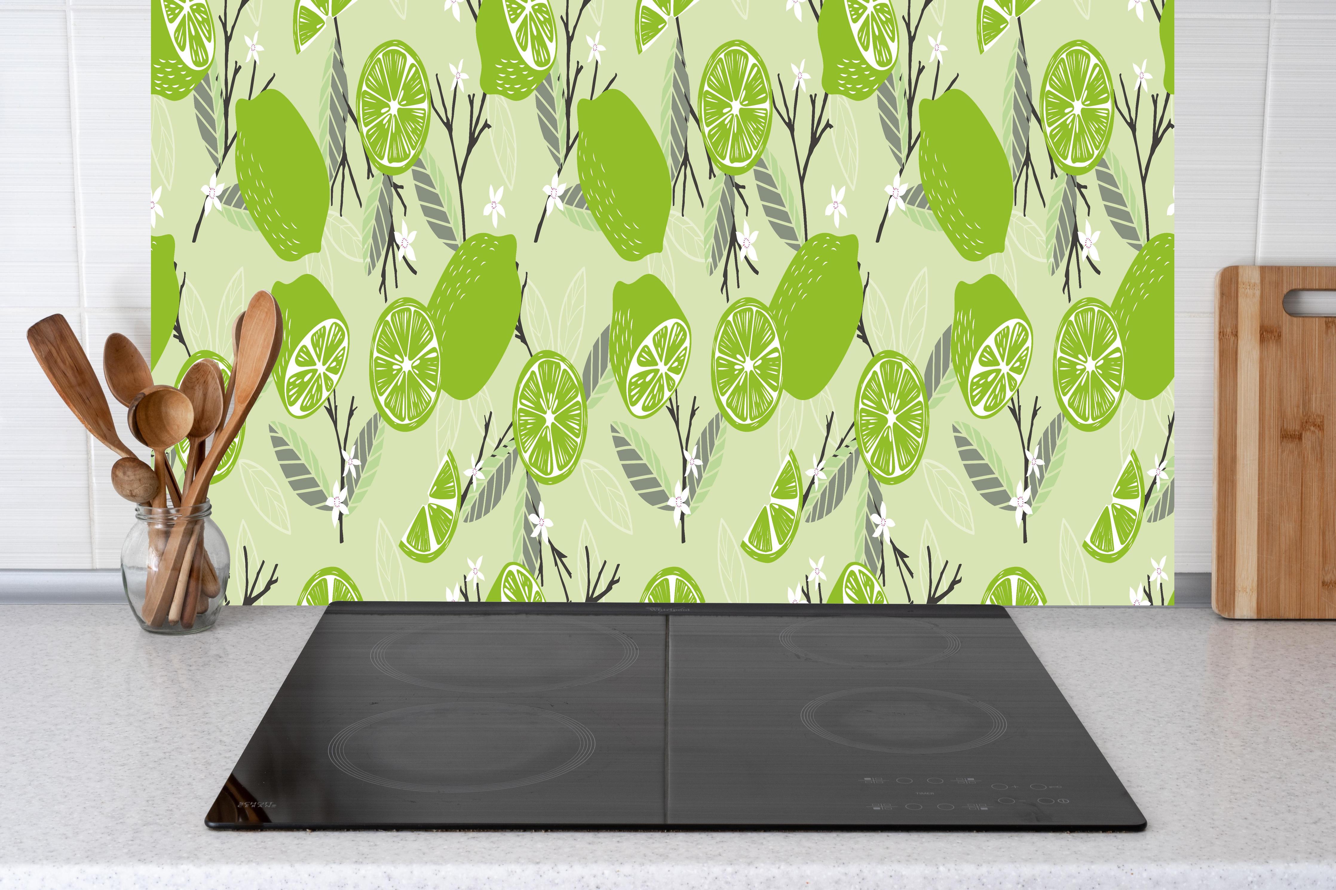 Küche - Limetten-Muster Fruchtige Frische hinter Cerankochfeld und Holz-Kochutensilien