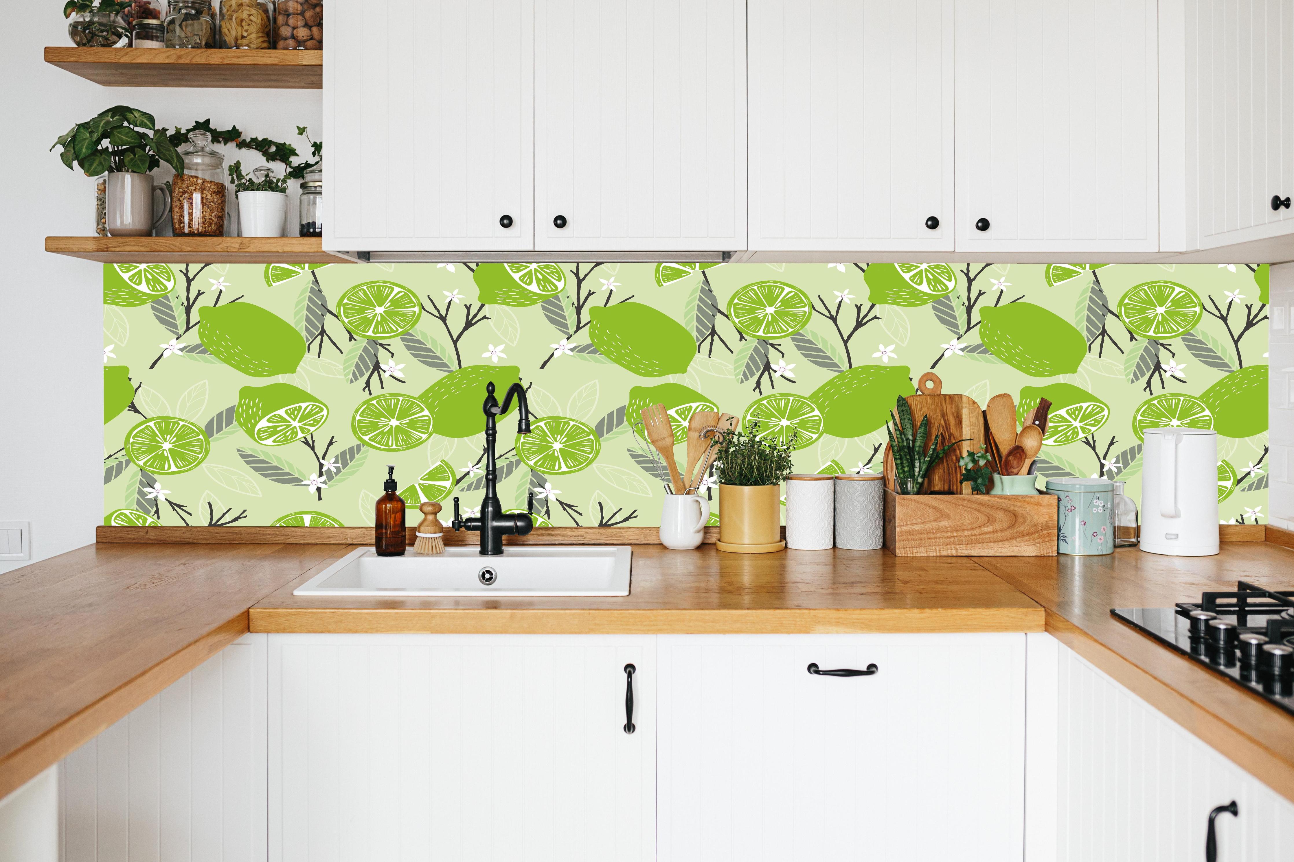 Küche - Limetten-Muster Fruchtige Frische in weißer Küche hinter Gewürzen und Kochlöffeln aus Holz