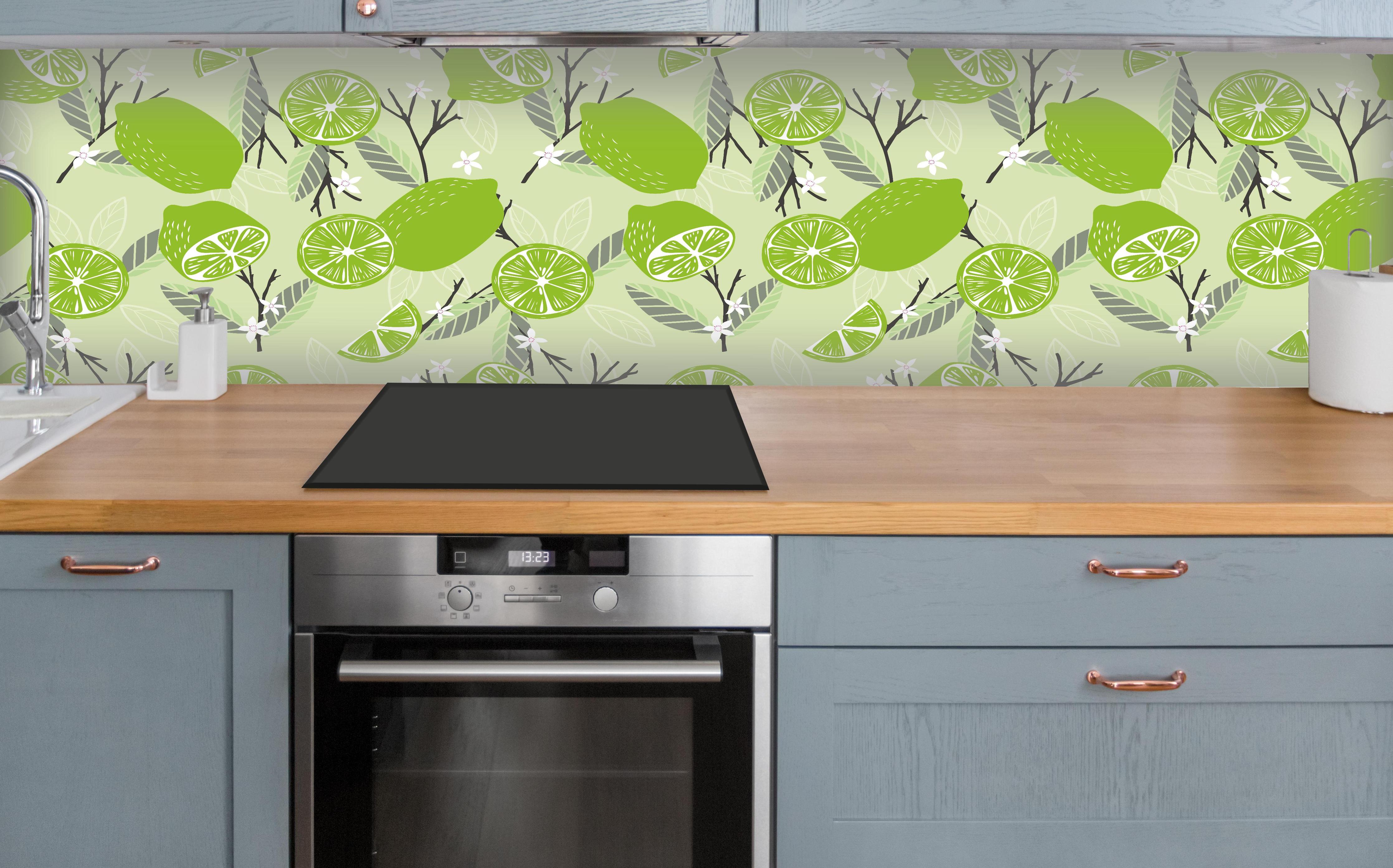 Küche - Limetten-Muster Fruchtige Frische über polierter Holzarbeitsplatte mit Cerankochfeld