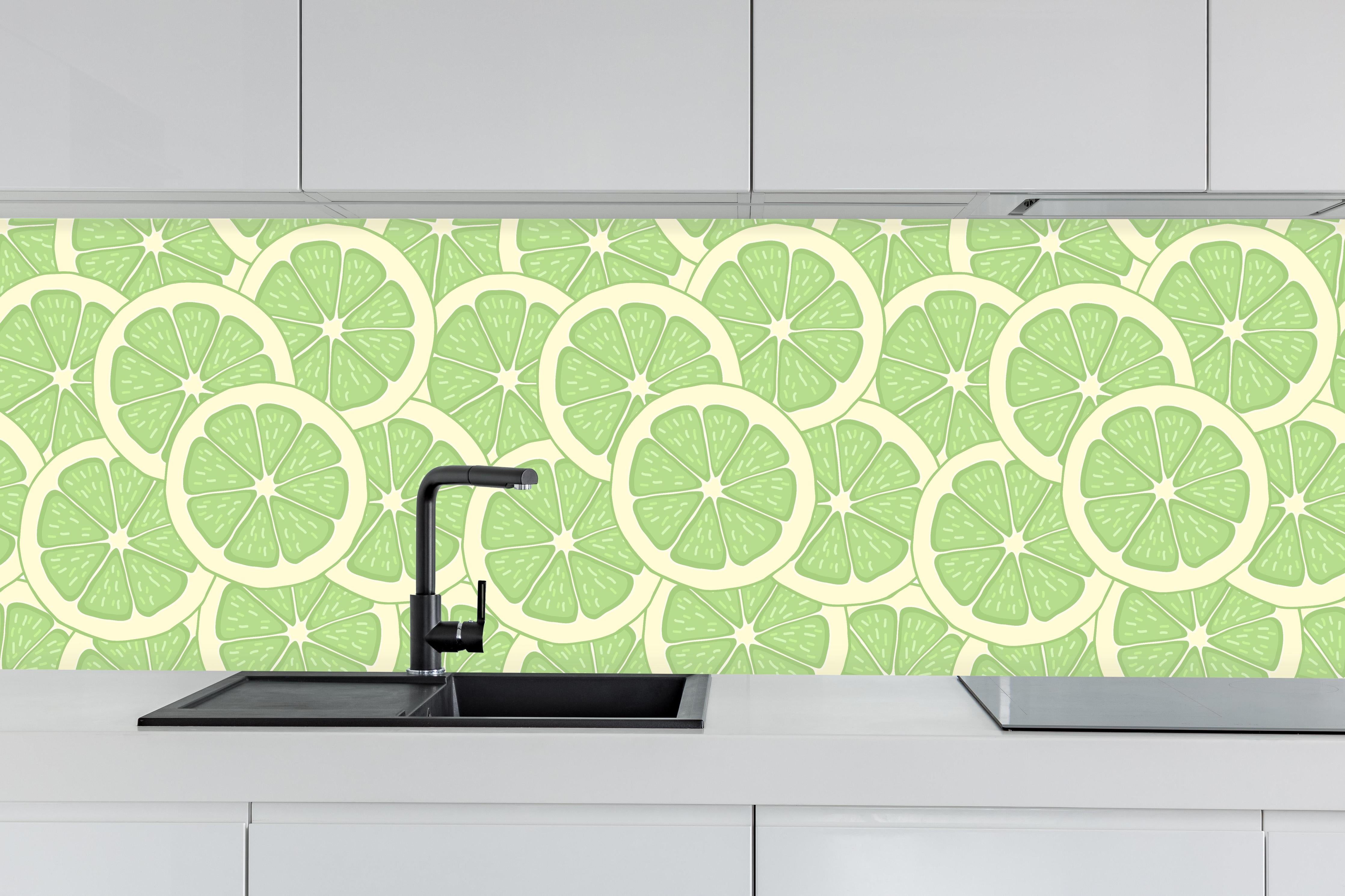 Küche - Limetten-Muster Grün hinter weißen Hochglanz-Küchenregalen und schwarzem Wasserhahn
