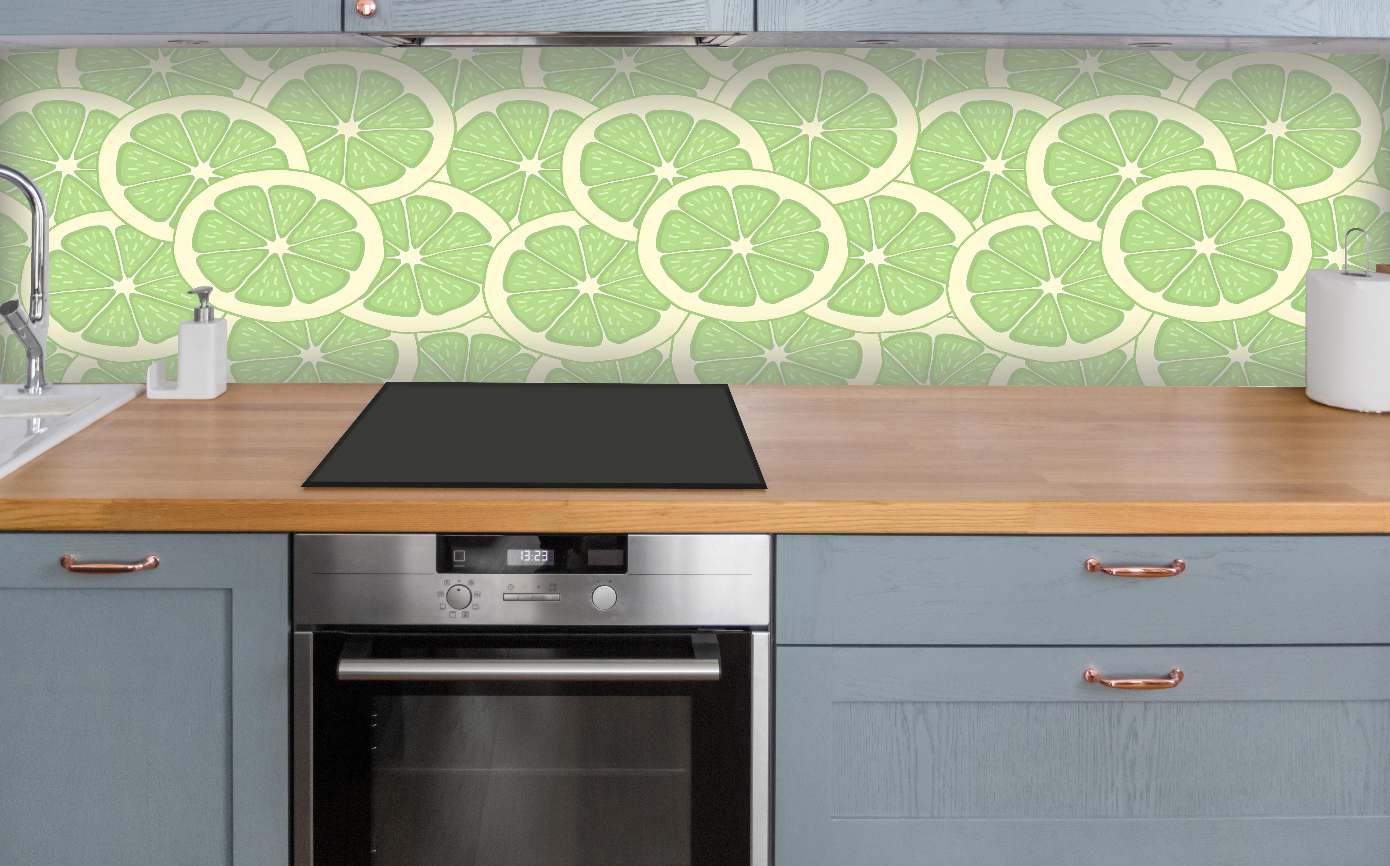 Küche - Limetten-Muster Grün über polierter Holzarbeitsplatte mit Cerankochfeld