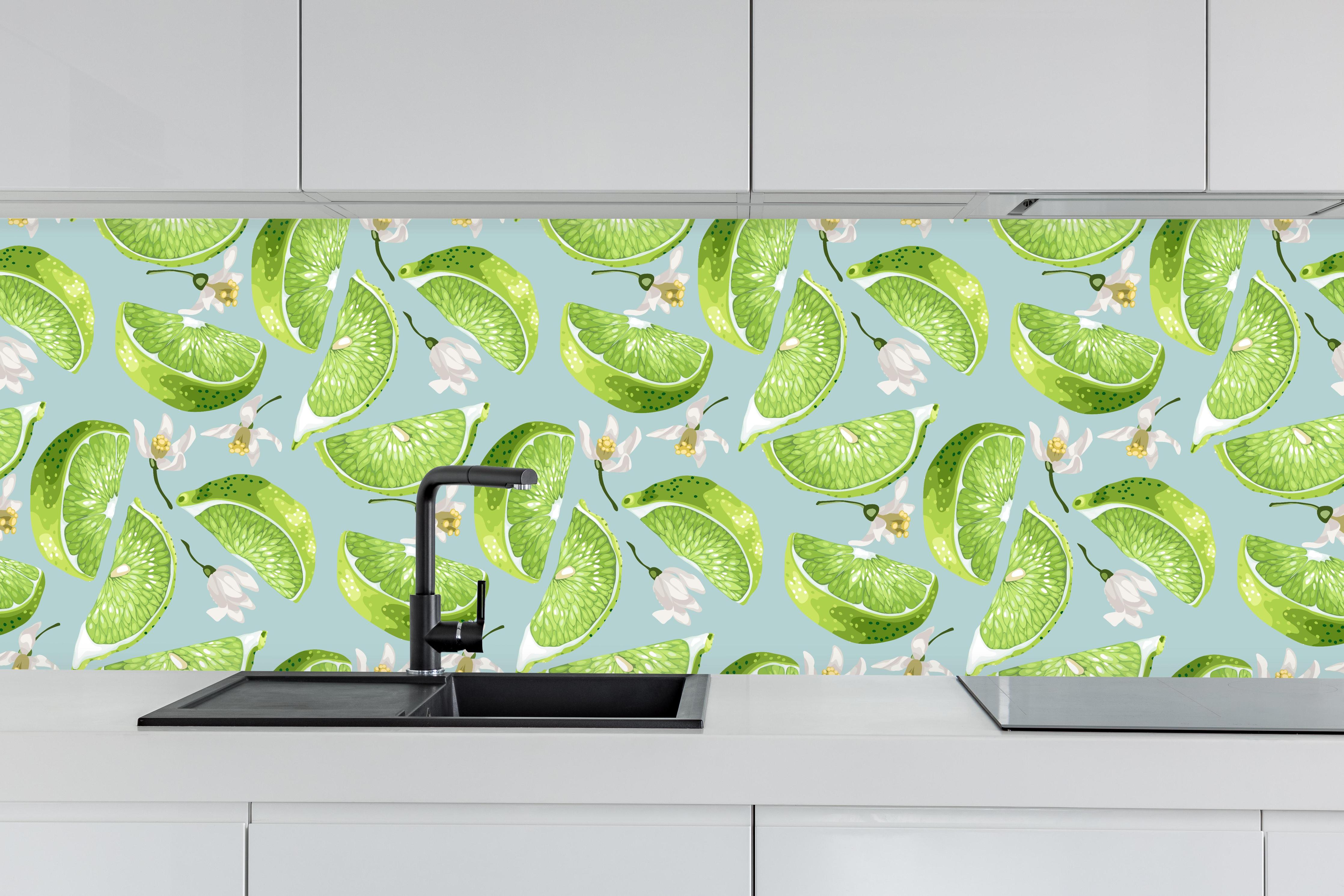 Küche - Limetten-Muster Grün-Türkis hinter weißen Hochglanz-Küchenregalen und schwarzem Wasserhahn