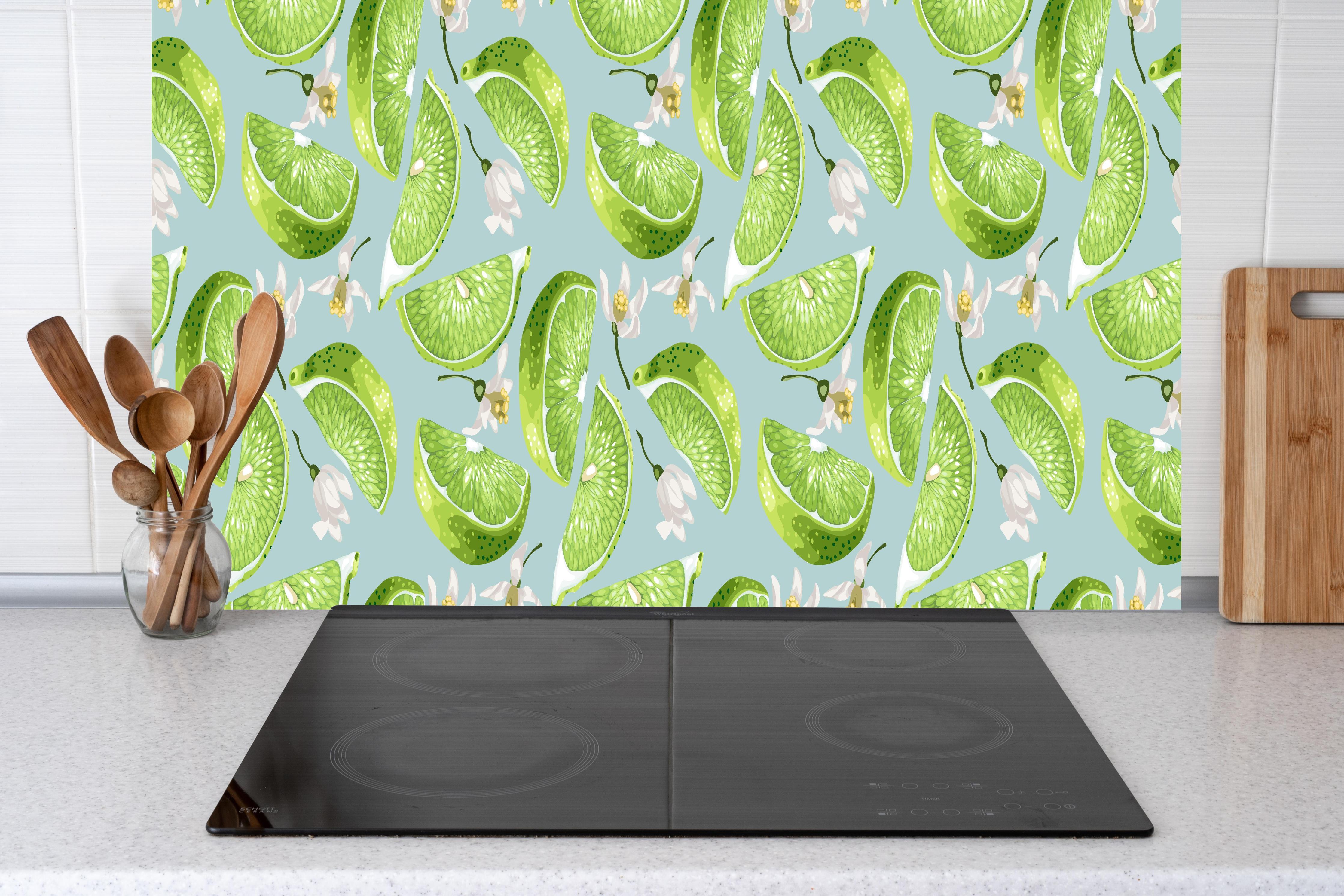 Küche - Limetten-Muster Grün-Türkis hinter Cerankochfeld und Holz-Kochutensilien