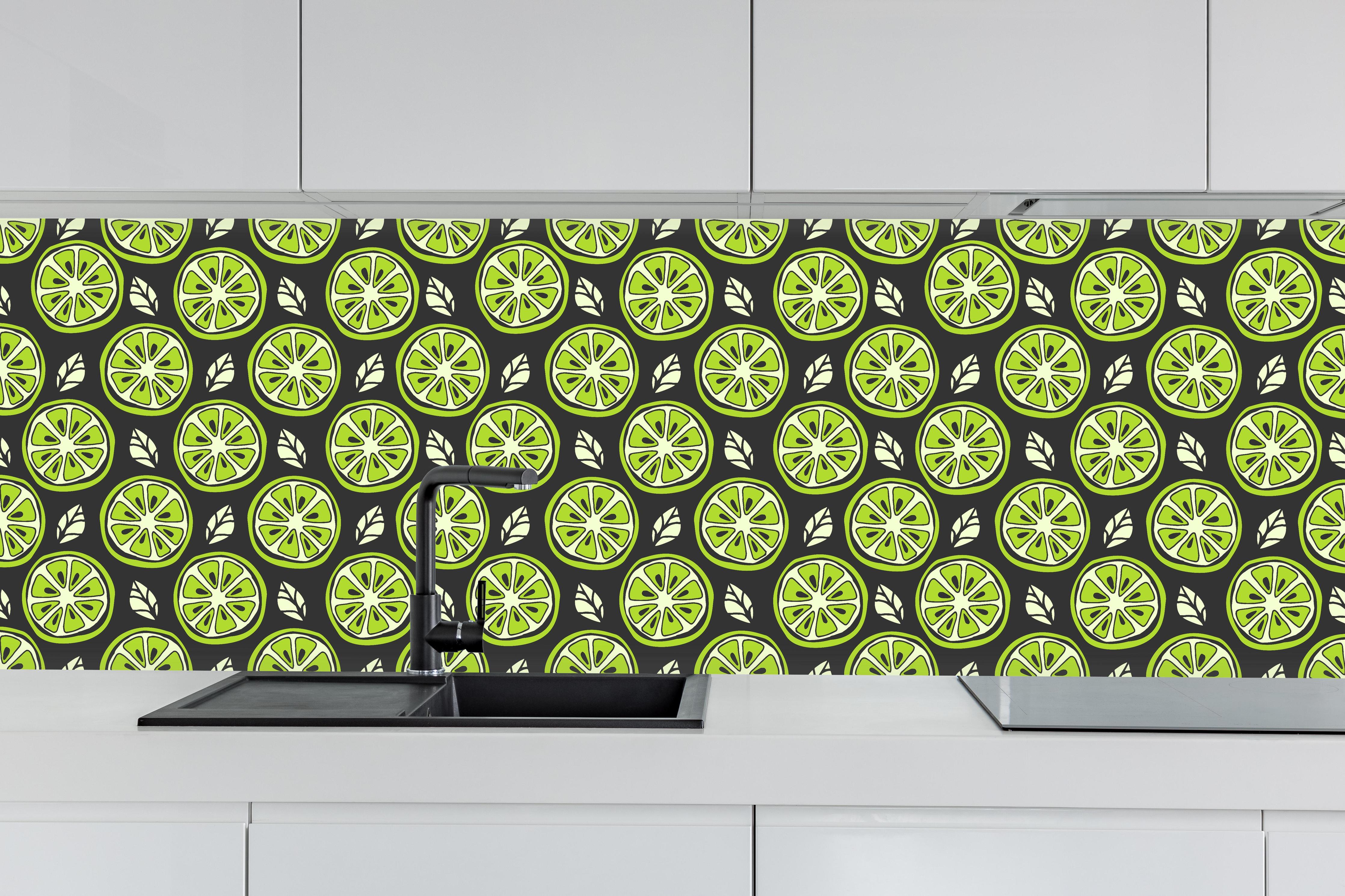 Küche - Limetten-Scheiben Citrus-Muster Grün hinter weißen Hochglanz-Küchenregalen und schwarzem Wasserhahn