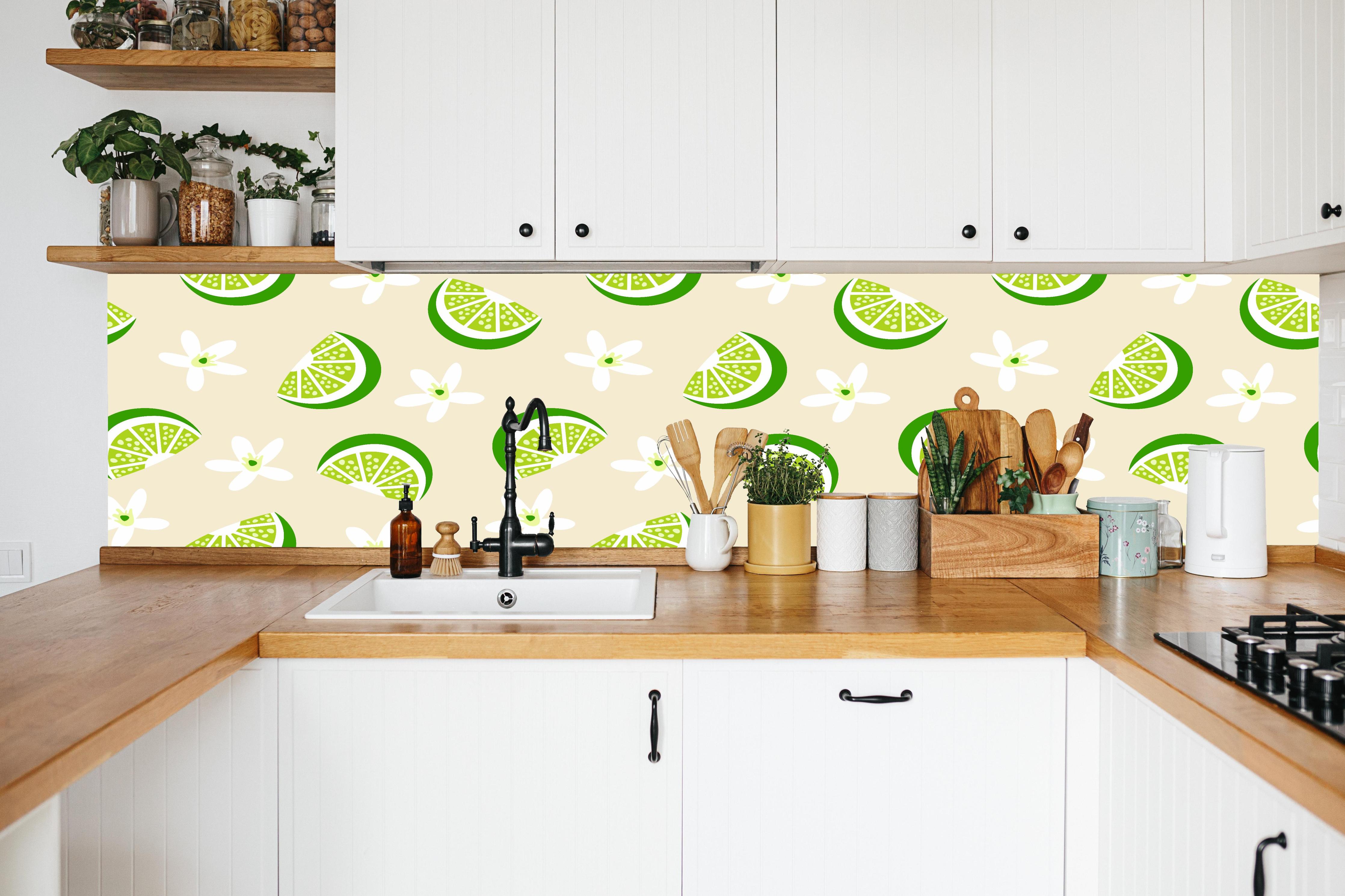 Küche - Limetten-Scheiben Muster Beige-Grün in weißer Küche hinter Gewürzen und Kochlöffeln aus Holz