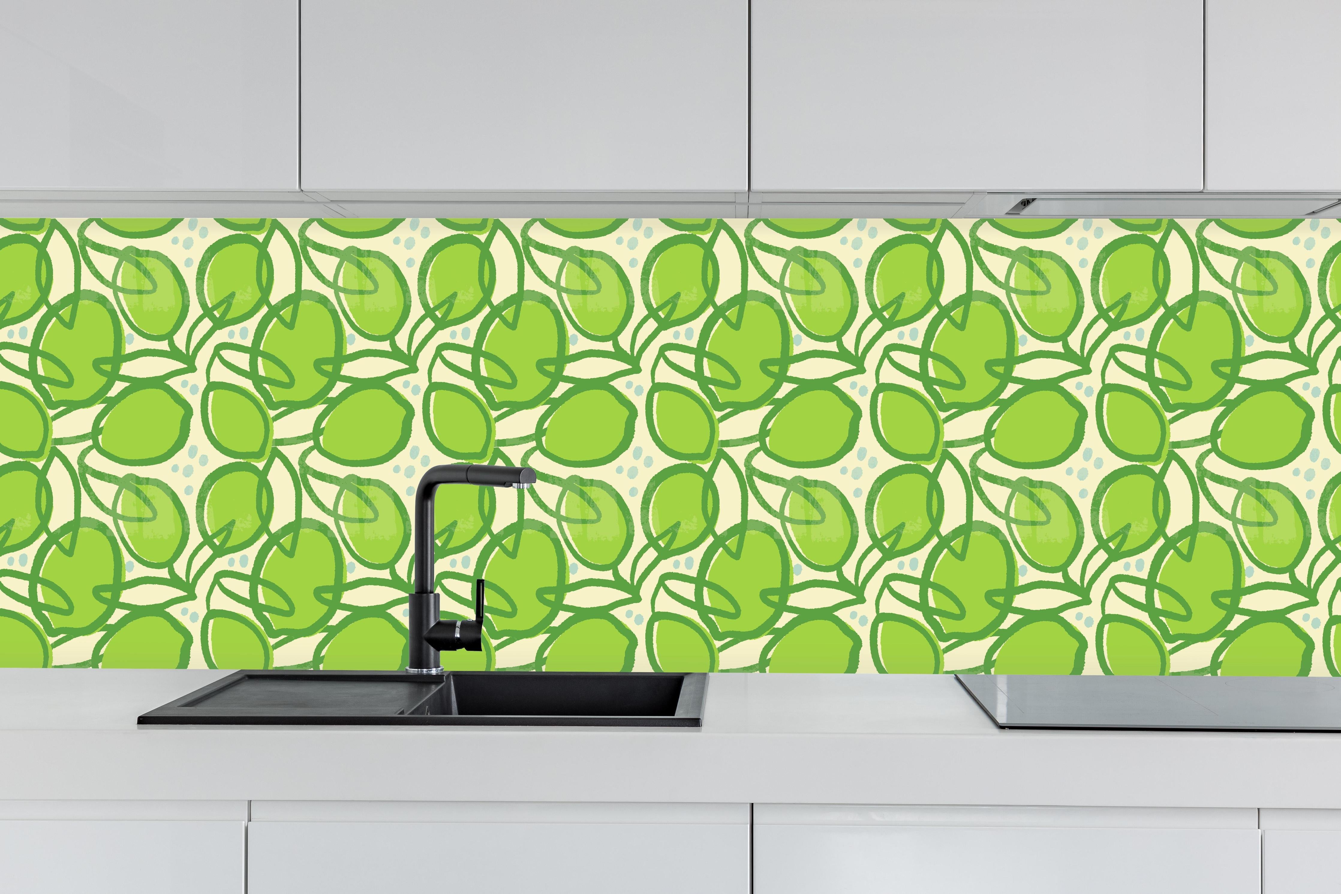 Küche - Limettenmuster Neon-Grün hinter weißen Hochglanz-Küchenregalen und schwarzem Wasserhahn