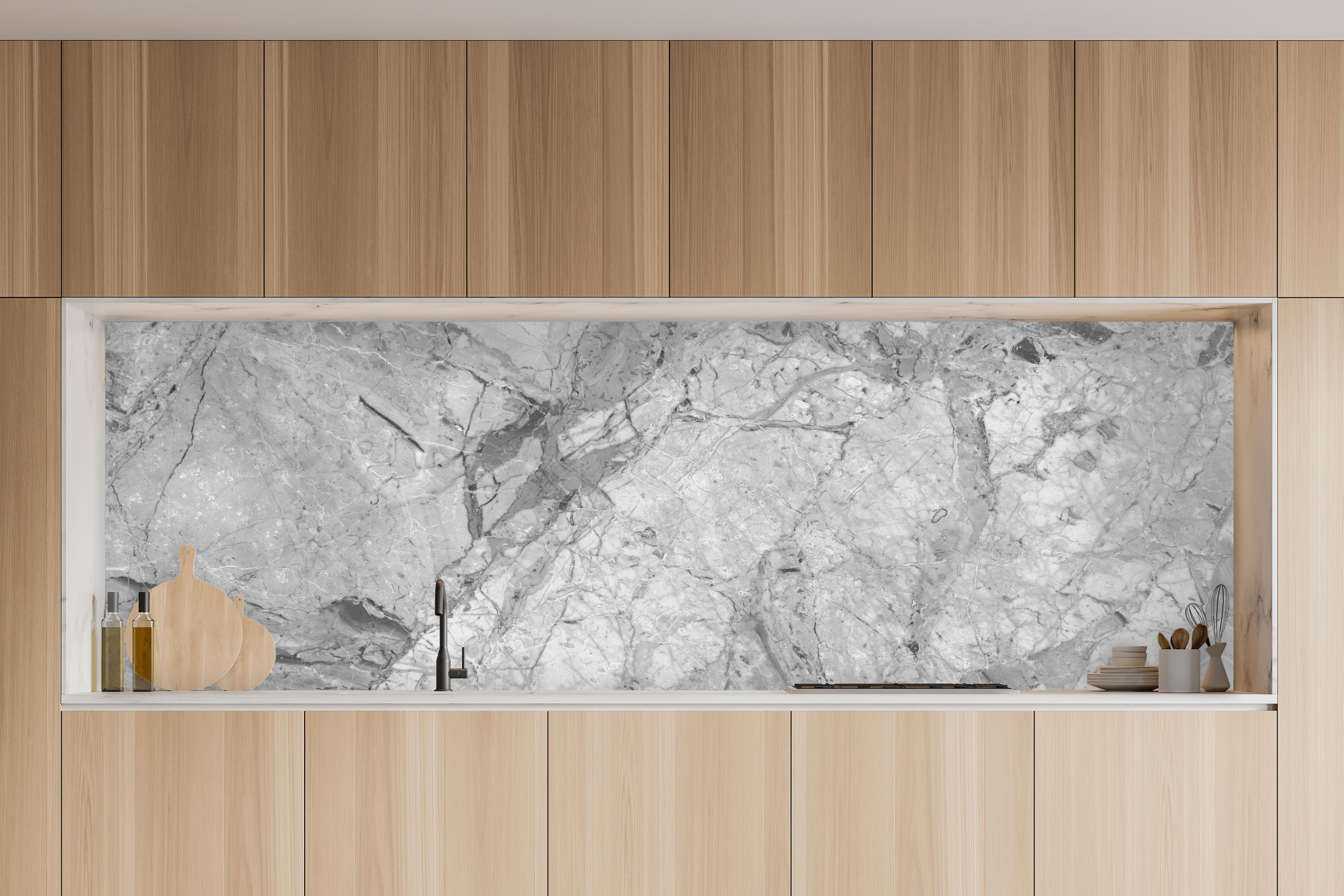 Küche - Luxuriöse Marmorstruktur in Weißgrau in charakteristischer Vollholz-Küche mit modernem Gasherd