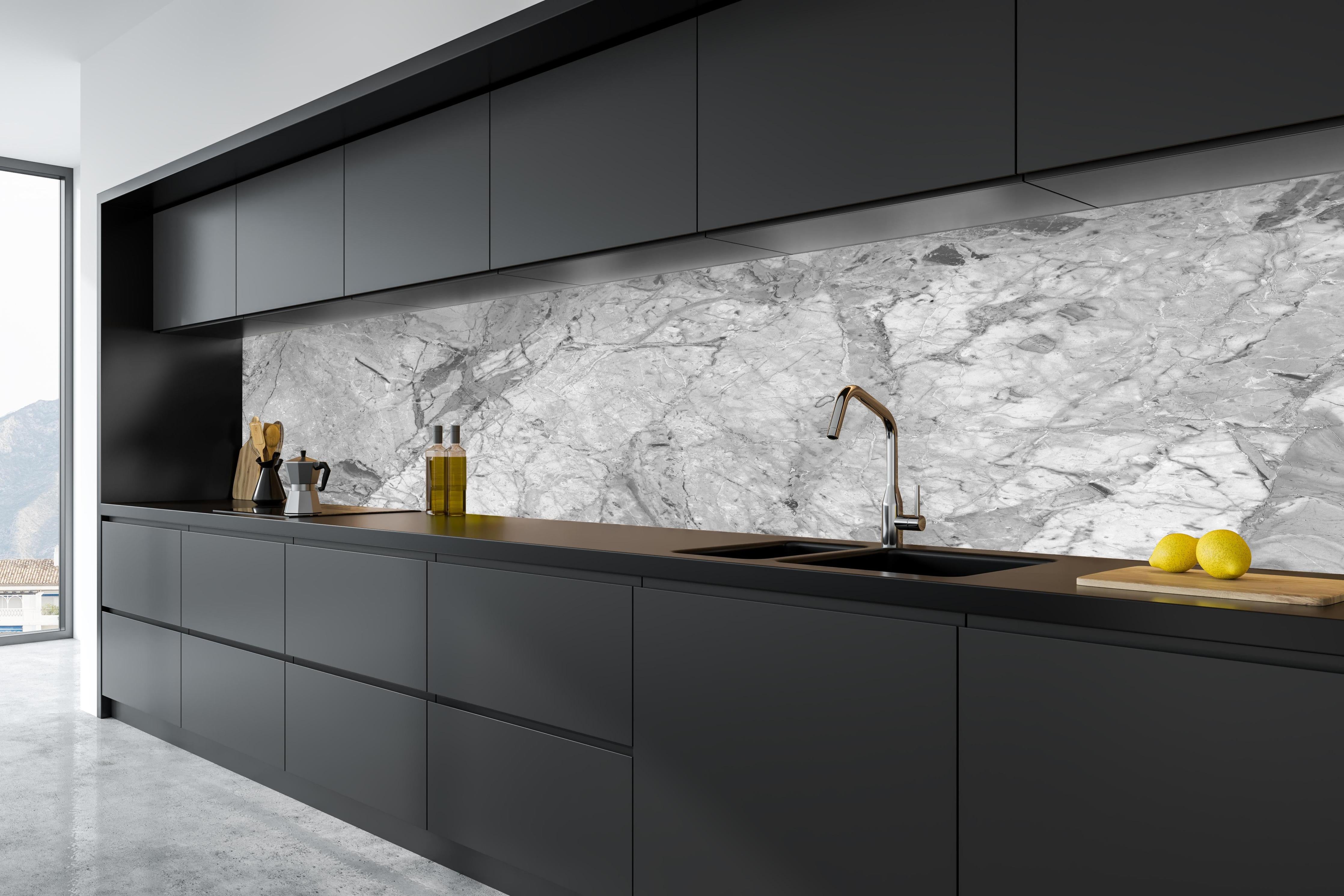 Küche - Luxuriöse Marmorstruktur in Weißgrau in tiefschwarzer matt-premium Einbauküche