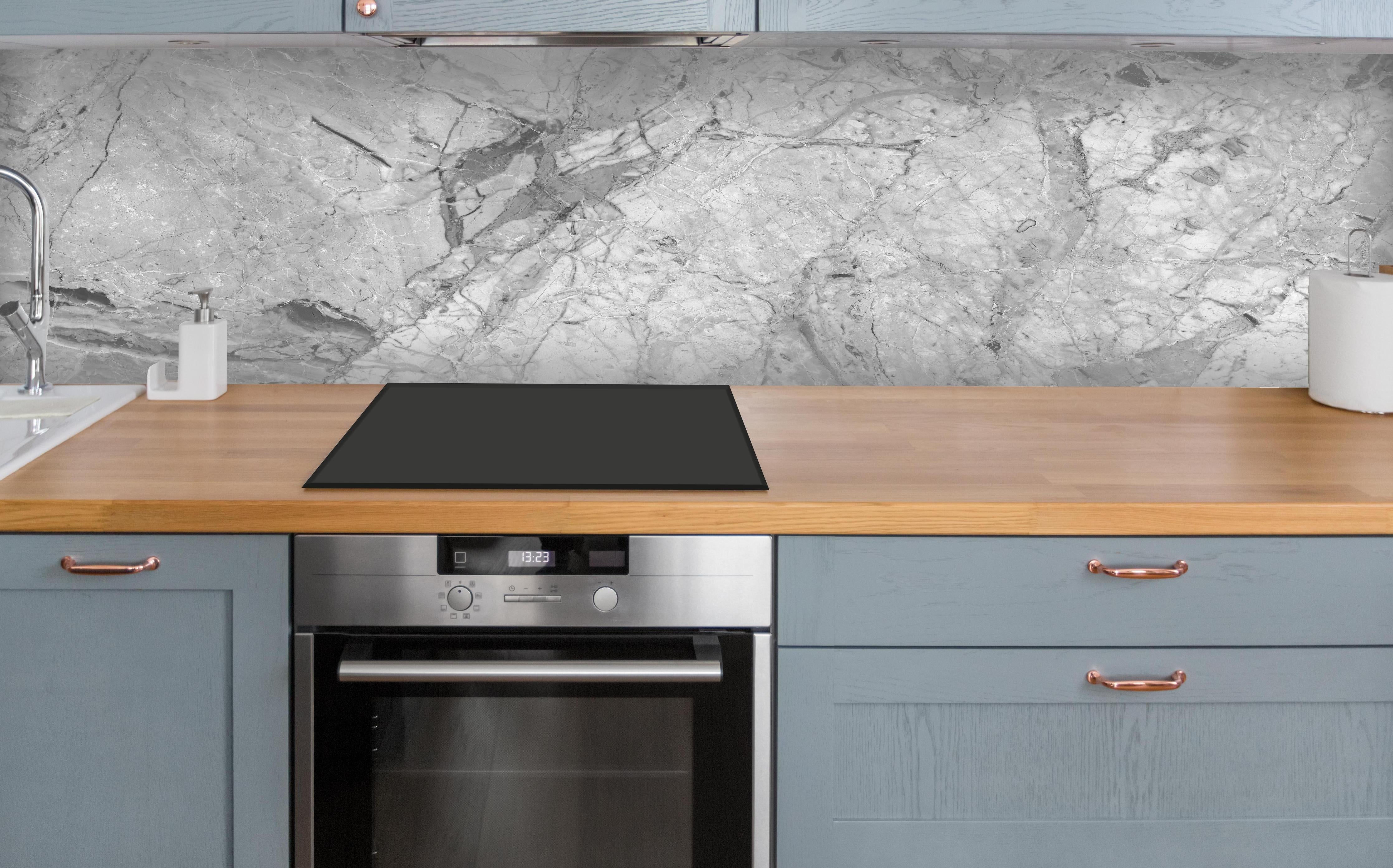 Küche - Luxuriöse Marmorstruktur in Weißgrau über polierter Holzarbeitsplatte mit Cerankochfeld