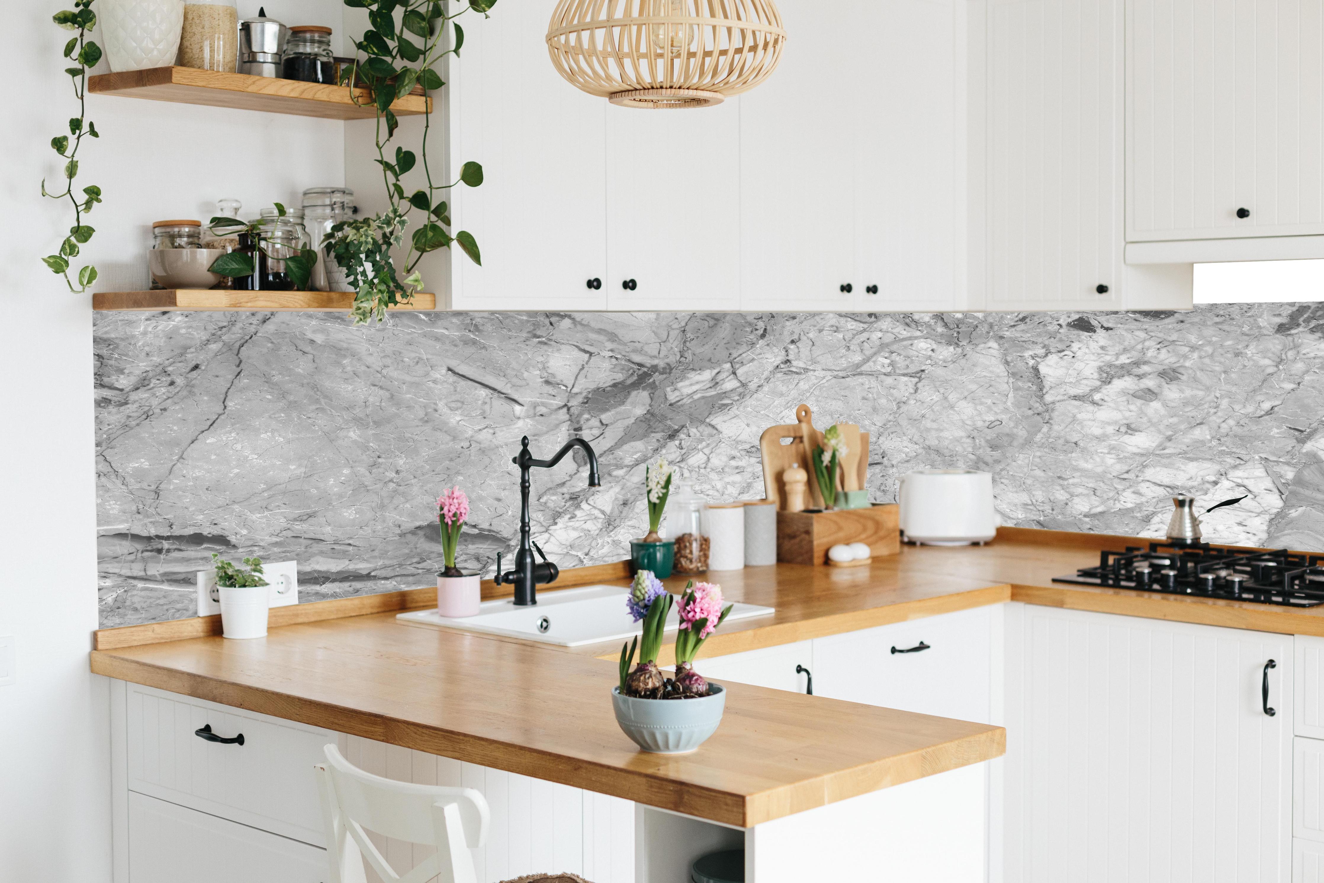 Küche - Luxuriöse Marmorstruktur in Weißgrau in lebendiger Küche mit bunten Blumen