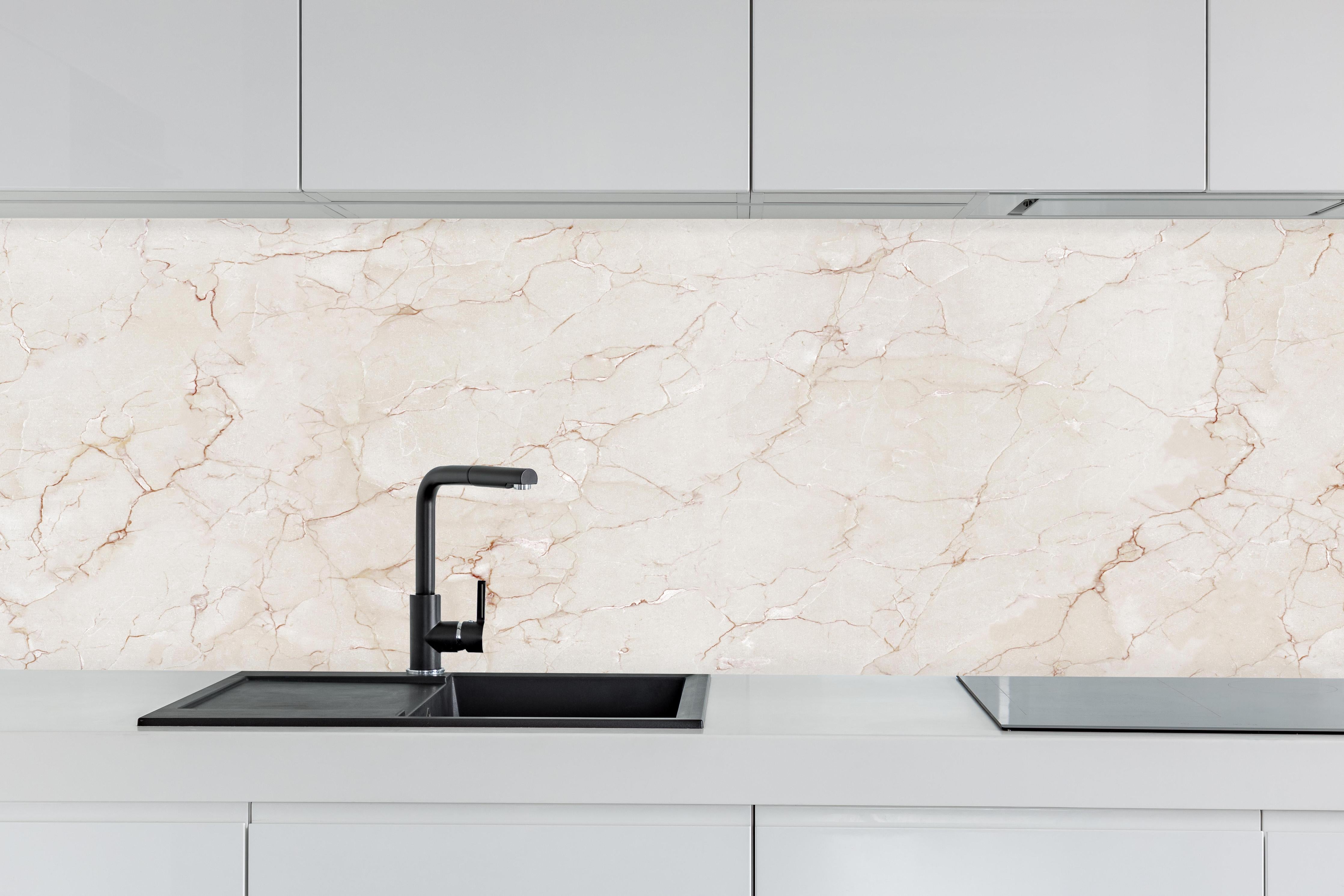 Küche - Luxus Weiß-Grau Marmor hinter weißen Hochglanz-Küchenregalen und schwarzem Wasserhahn