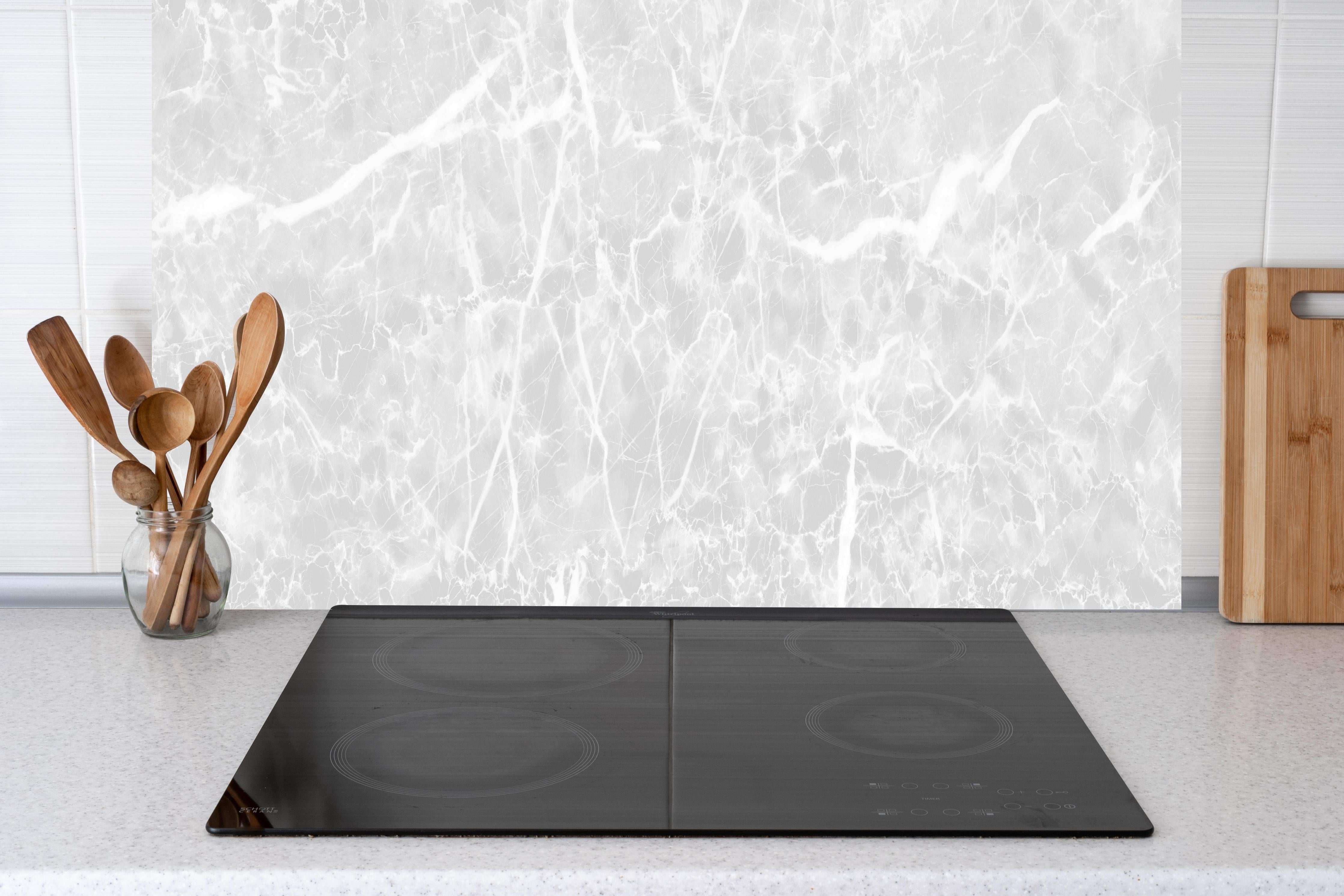 Küche - Luxus-Weiß-Grau-Marmor-Textur hinter Cerankochfeld und Holz-Kochutensilien