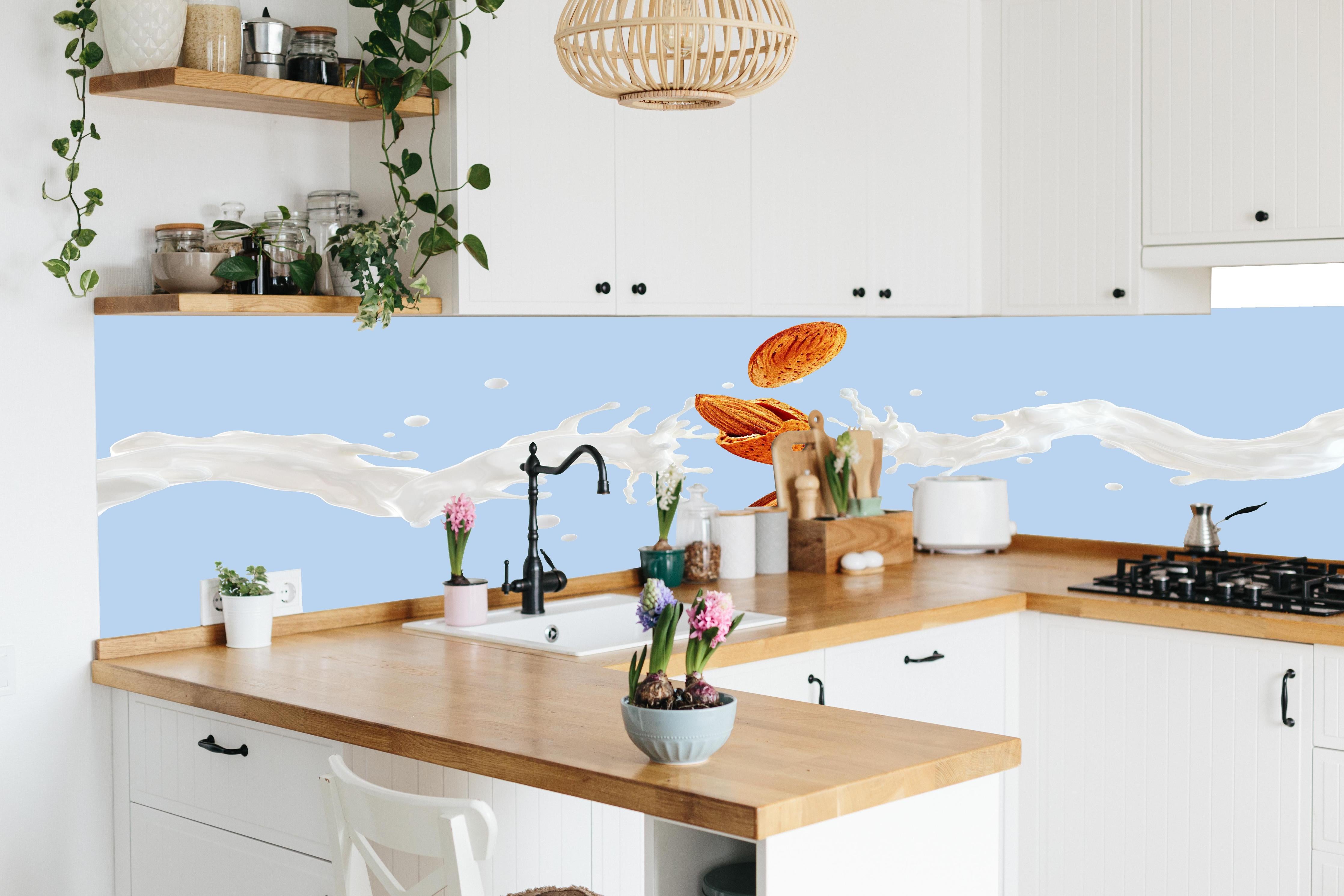Küche - Mandelmilch-Splash auf Blau in lebendiger Küche mit bunten Blumen