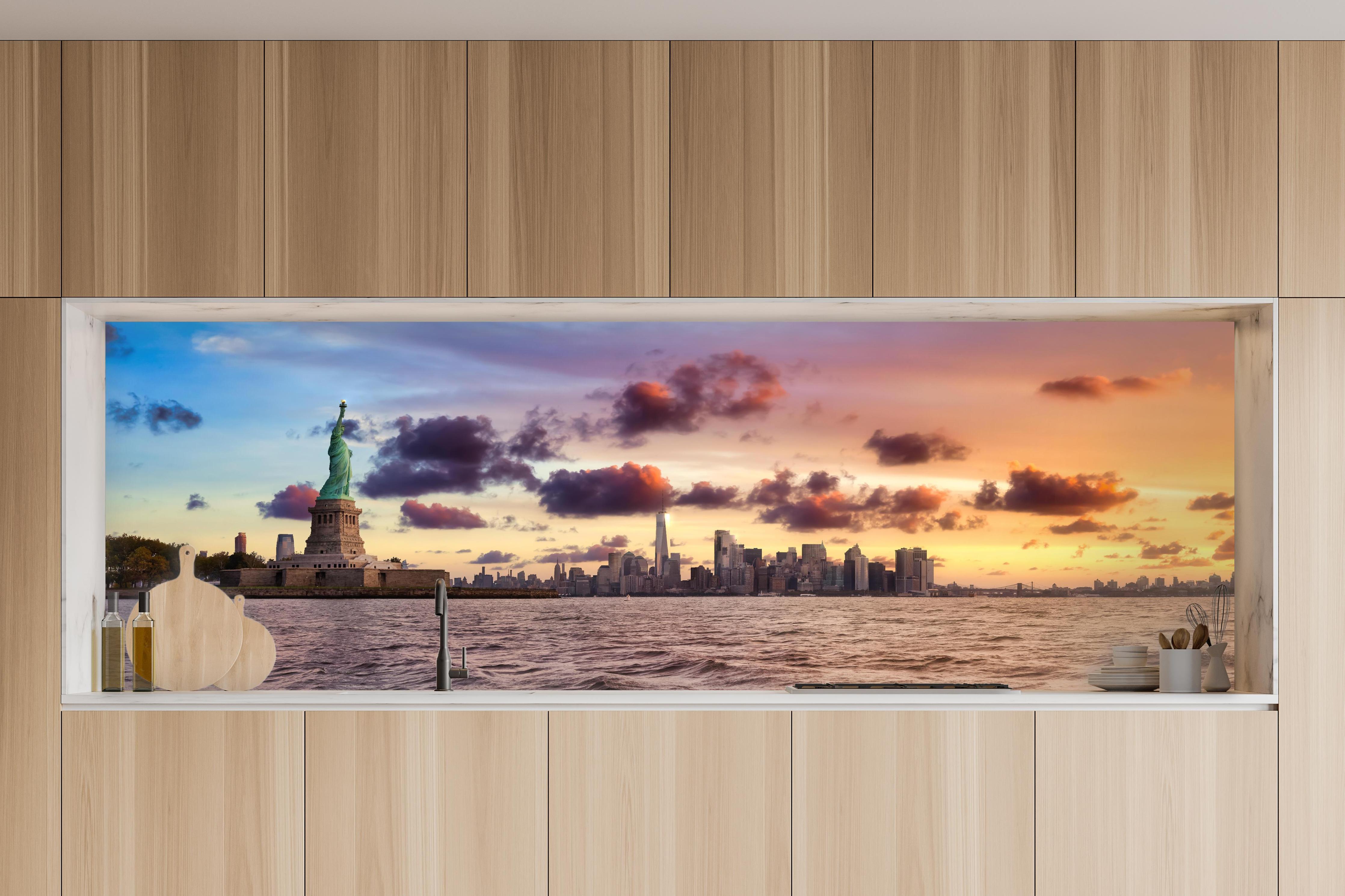 Küche - Manhattan Skyline Sonnenuntergang in charakteristischer Vollholz-Küche mit modernem Gasherd