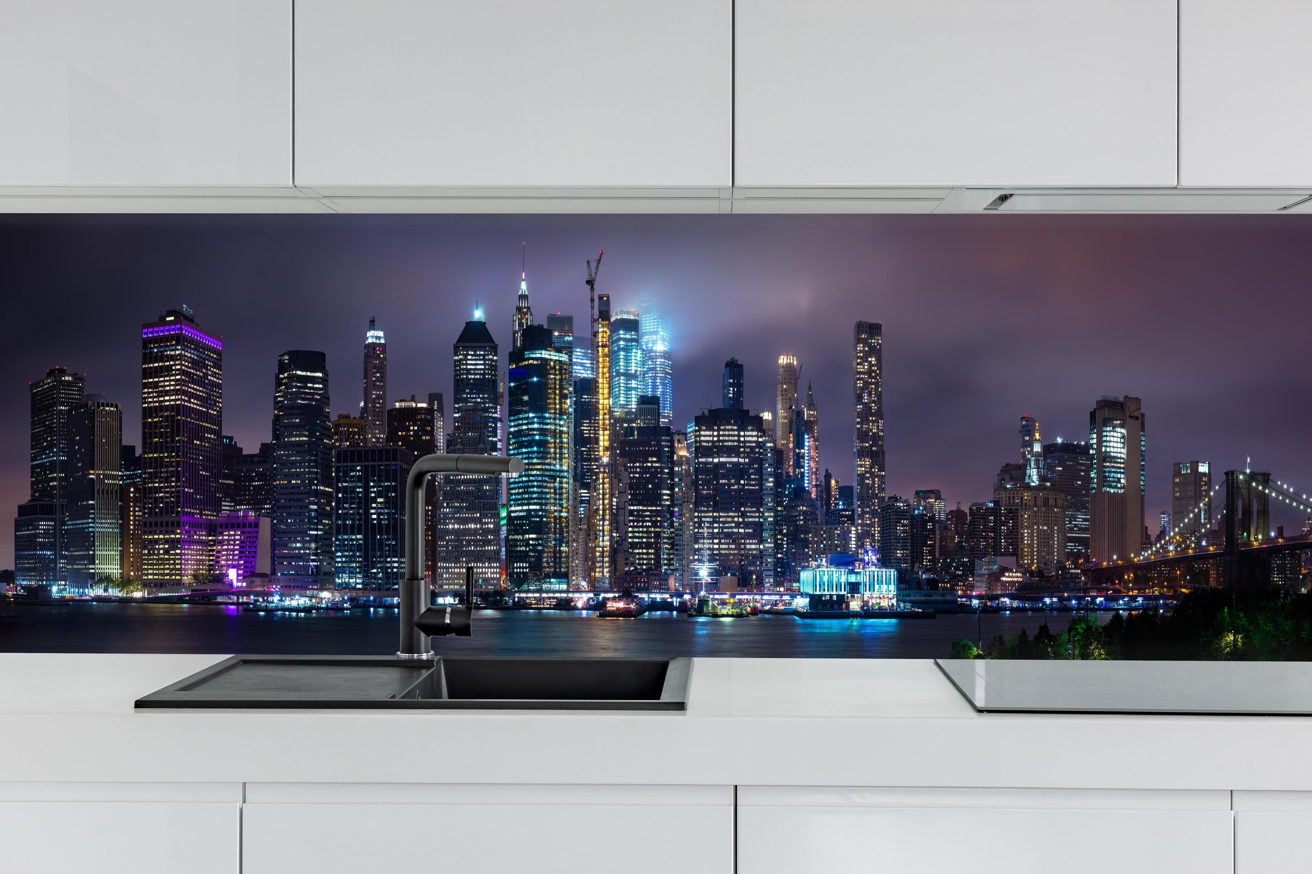Küche - Manhattan Skyline – Stadt der Lichter hinter weißen Hochglanz-Küchenregalen und schwarzem Wasserhahn