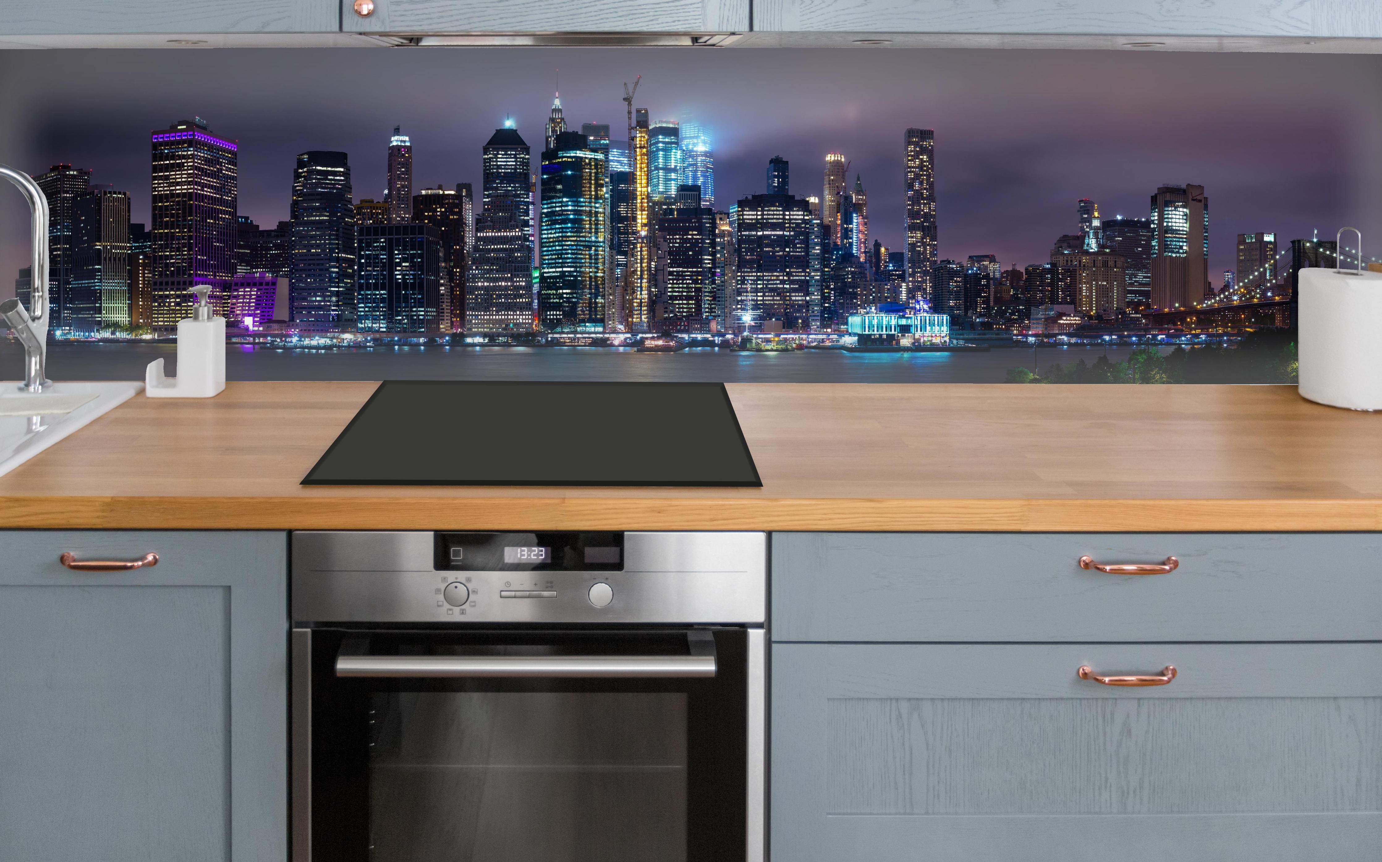 Küche - Manhattan Skyline – Stadt der Lichter über polierter Holzarbeitsplatte mit Cerankochfeld