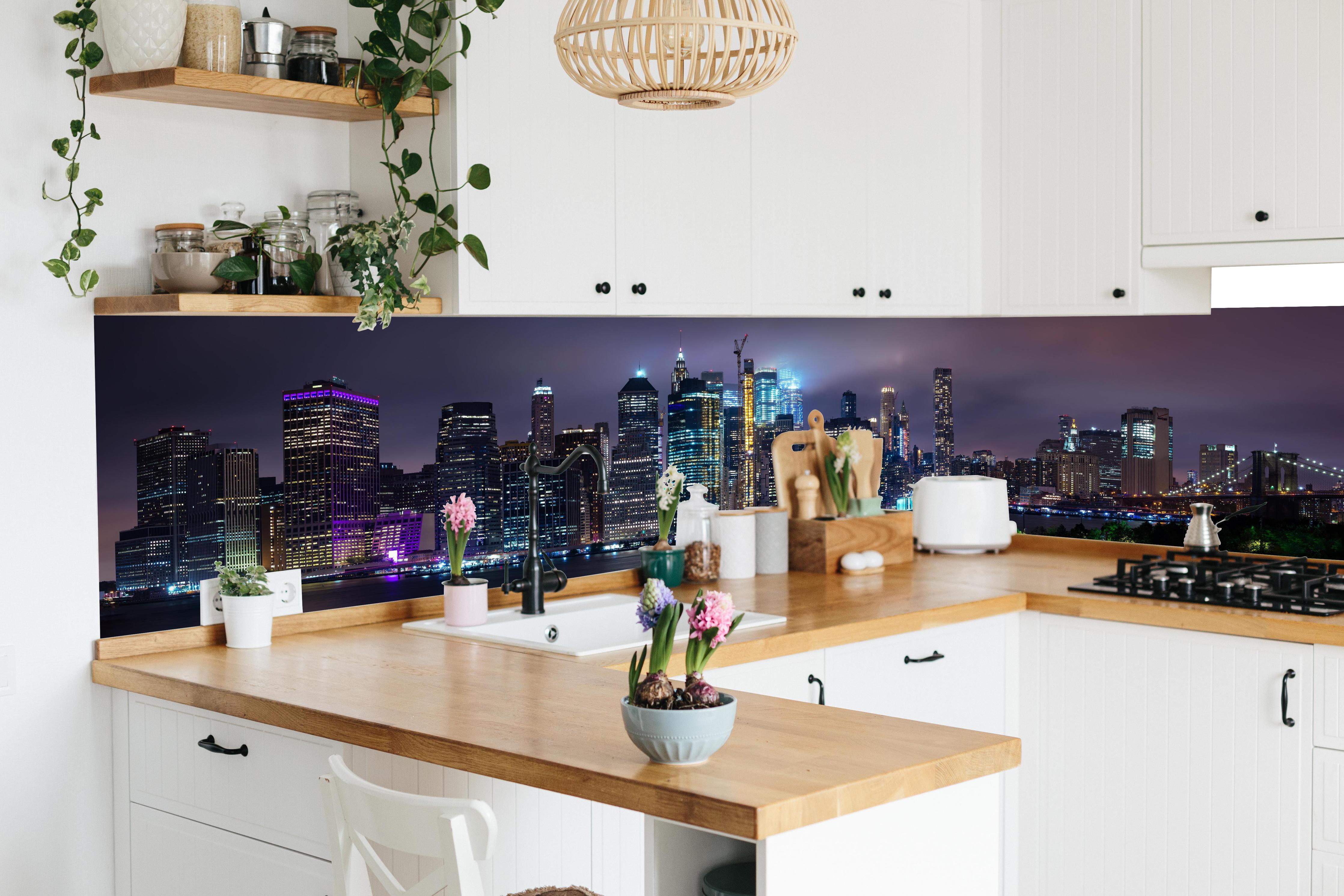 Küche - Manhattan Skyline – Stadt der Lichter in lebendiger Küche mit bunten Blumen