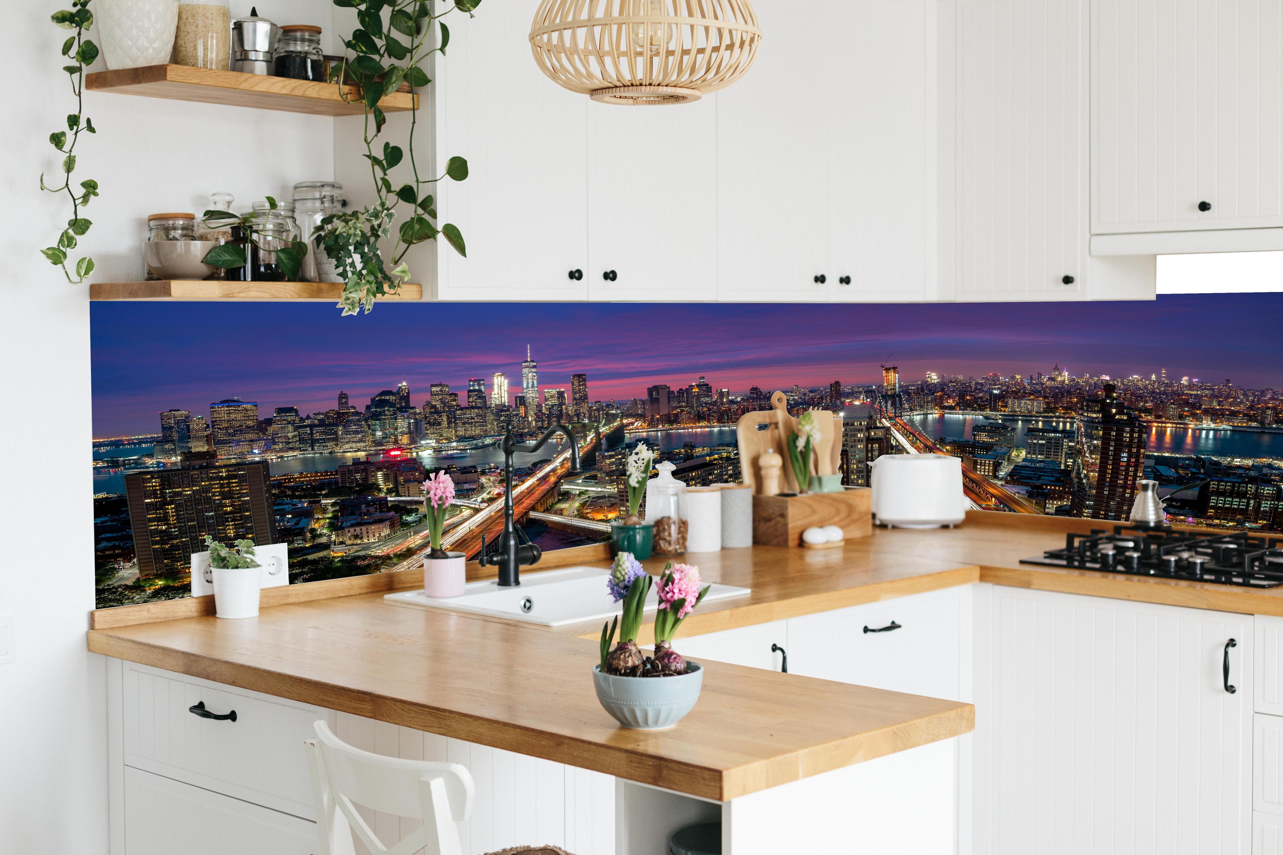 Küche - Manhattan Skyline bei Dämmerung in lebendiger Küche mit bunten Blumen