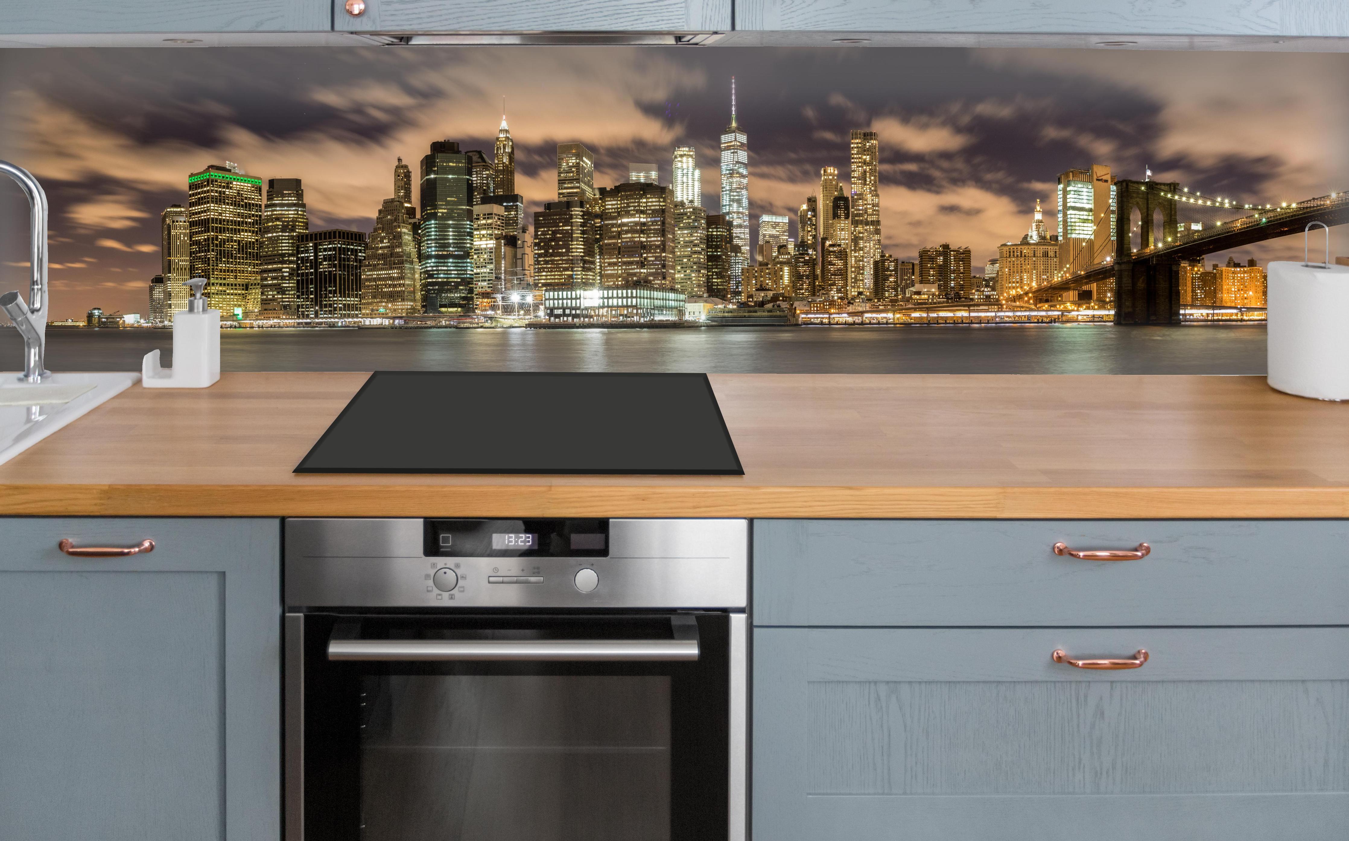 Küche - Manhattan Skyline im Glanz der Nacht über polierter Holzarbeitsplatte mit Cerankochfeld