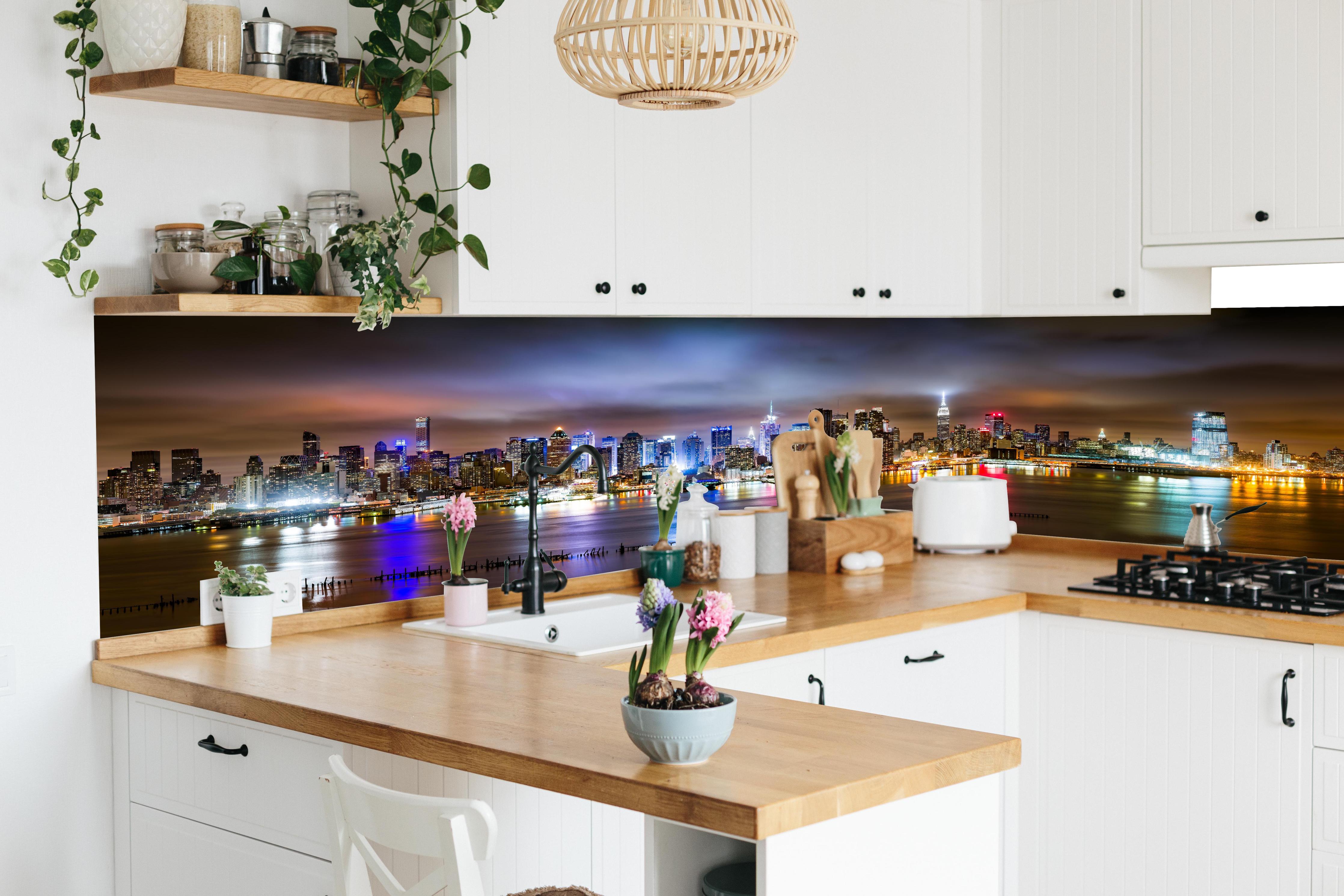 Küche - Manhattan Skyline im nächtlichen Panorama in lebendiger Küche mit bunten Blumen