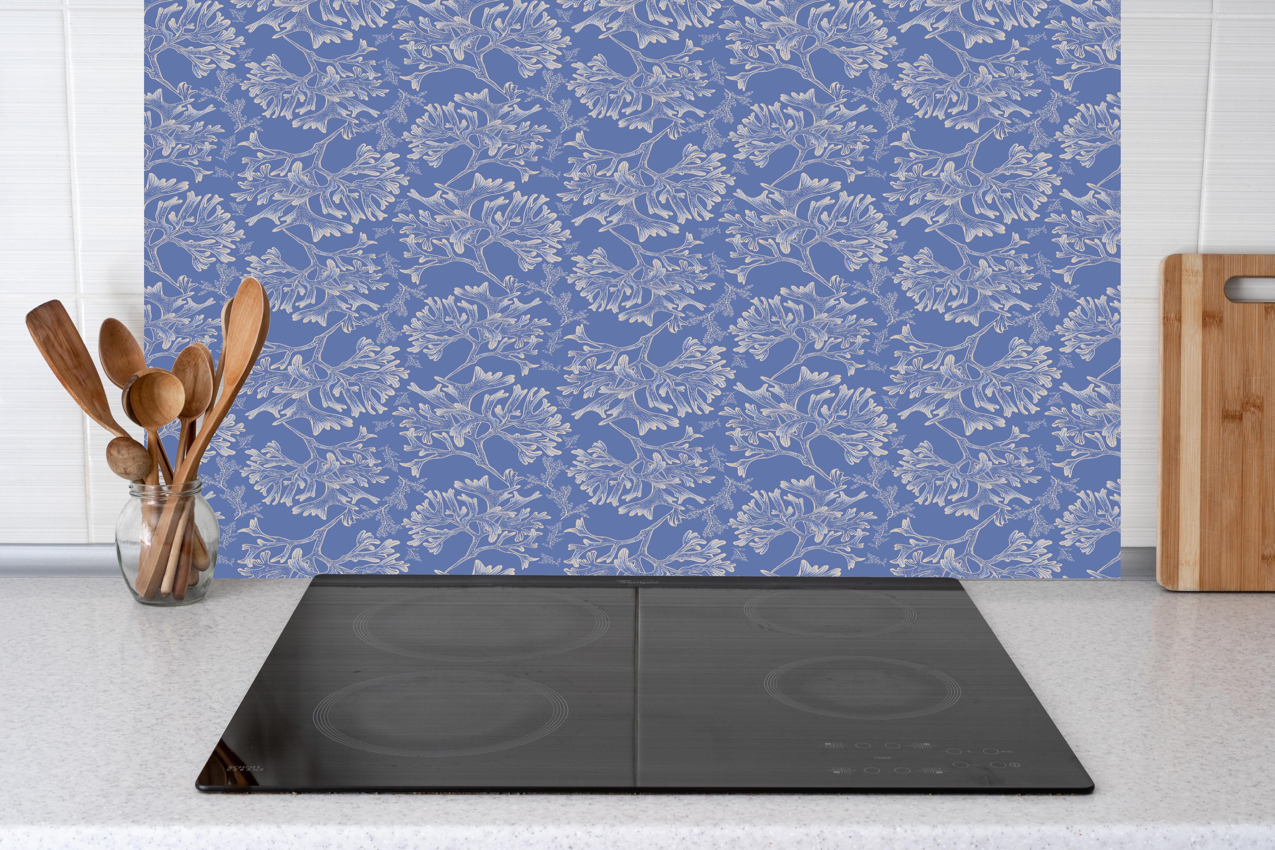 Küche - Marineblaues Korallenmuster hinter Cerankochfeld und Holz-Kochutensilien