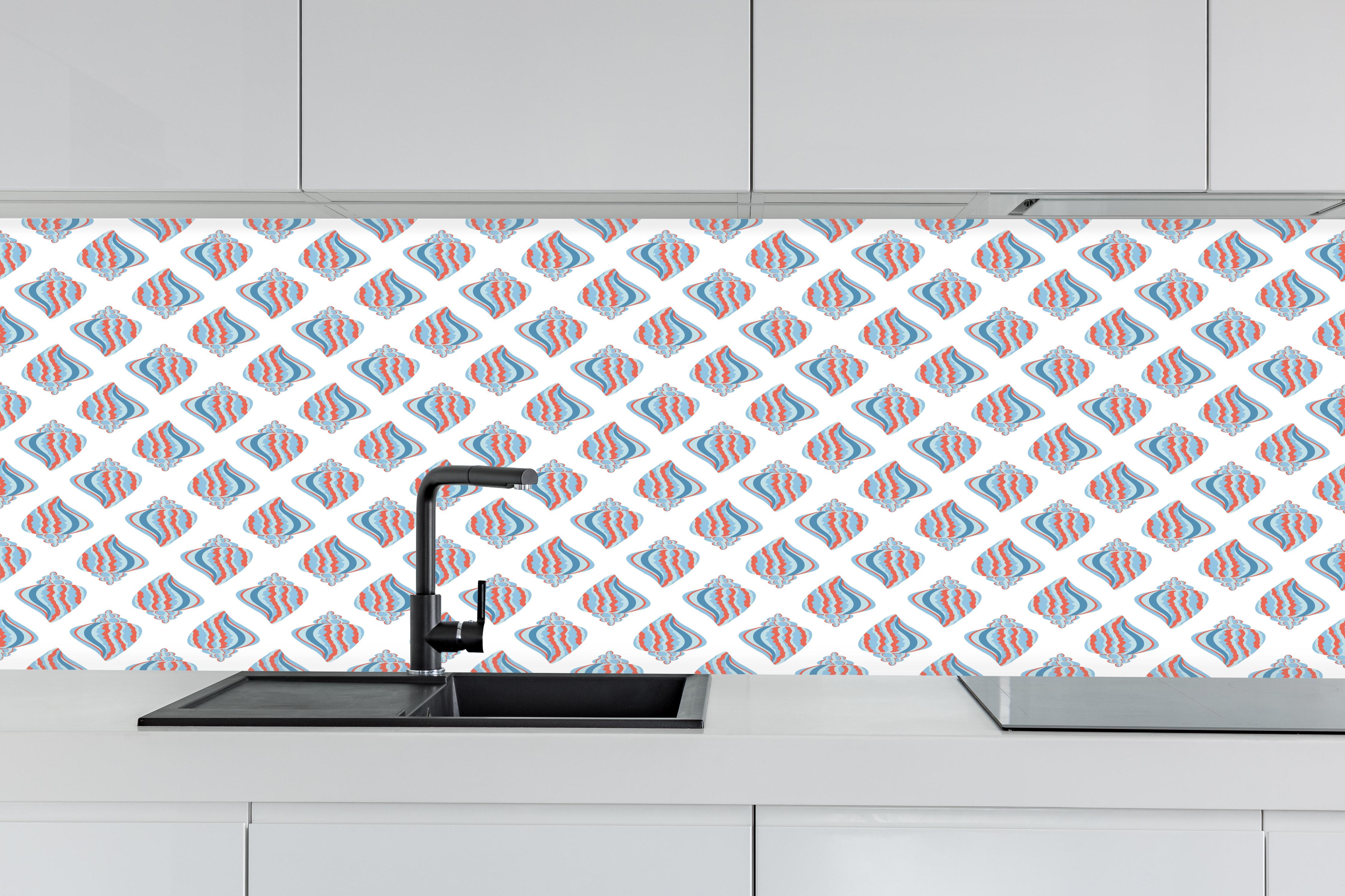 Küche - Maritime Muscheln Weiß-Blau-Rot hinter weißen Hochglanz-Küchenregalen und schwarzem Wasserhahn