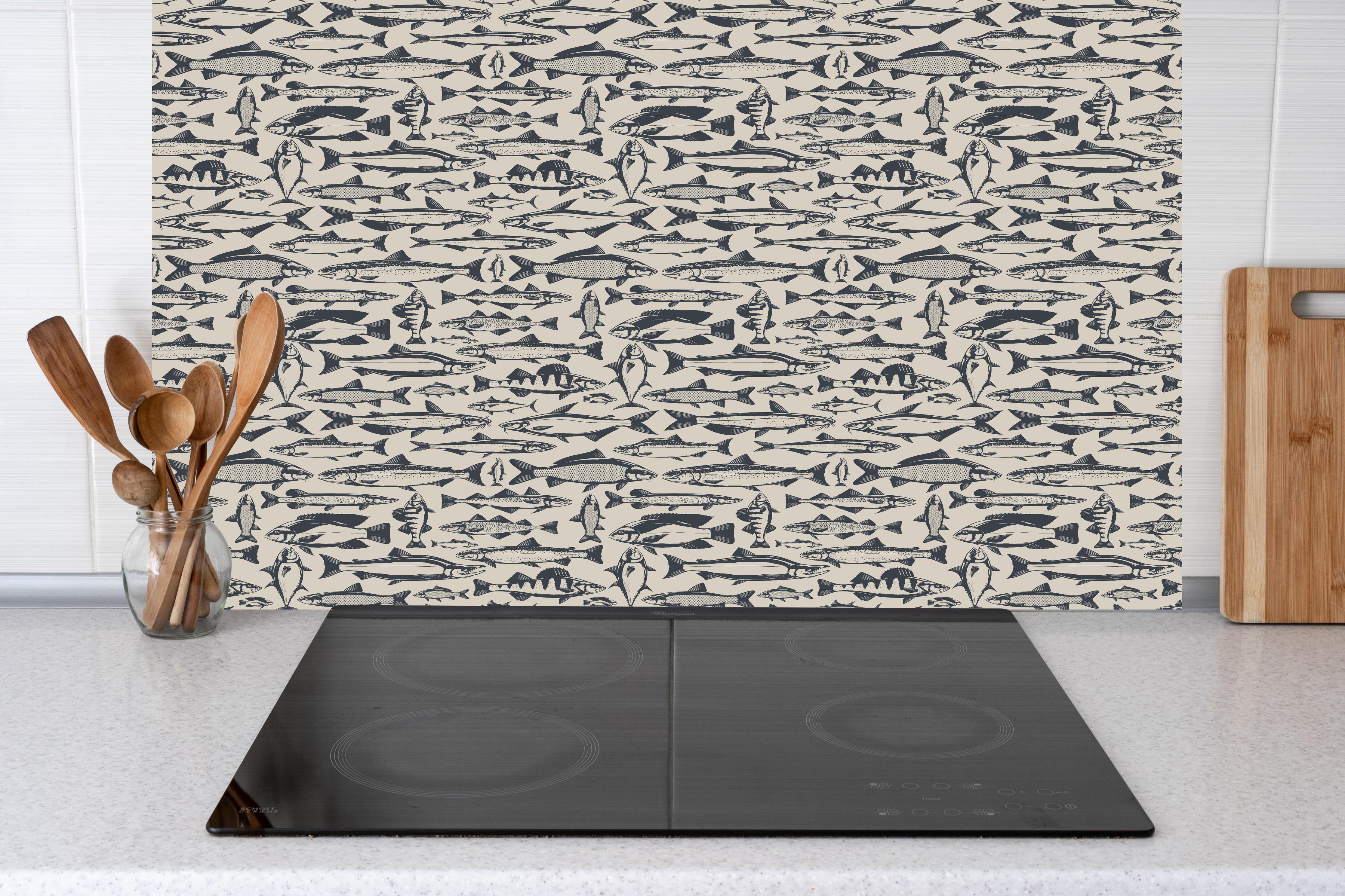 Küche - Maritimes Fischmuster Beige-Blau hinter Cerankochfeld und Holz-Kochutensilien