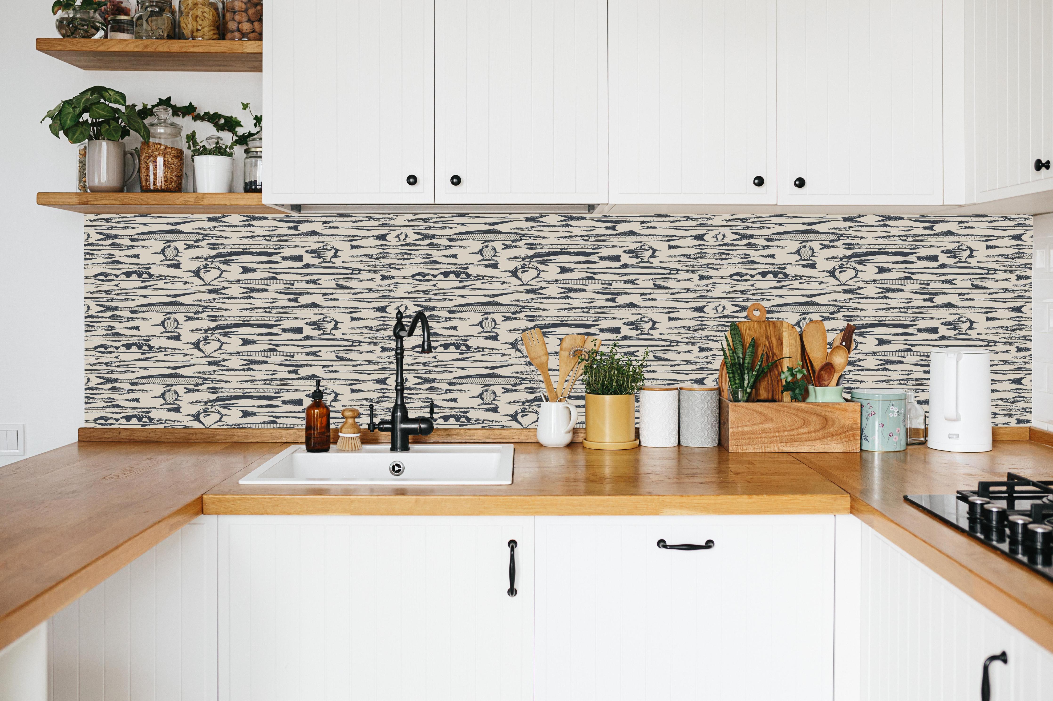 Küche - Maritimes Fischmuster Beige-Blau in weißer Küche hinter Gewürzen und Kochlöffeln aus Holz