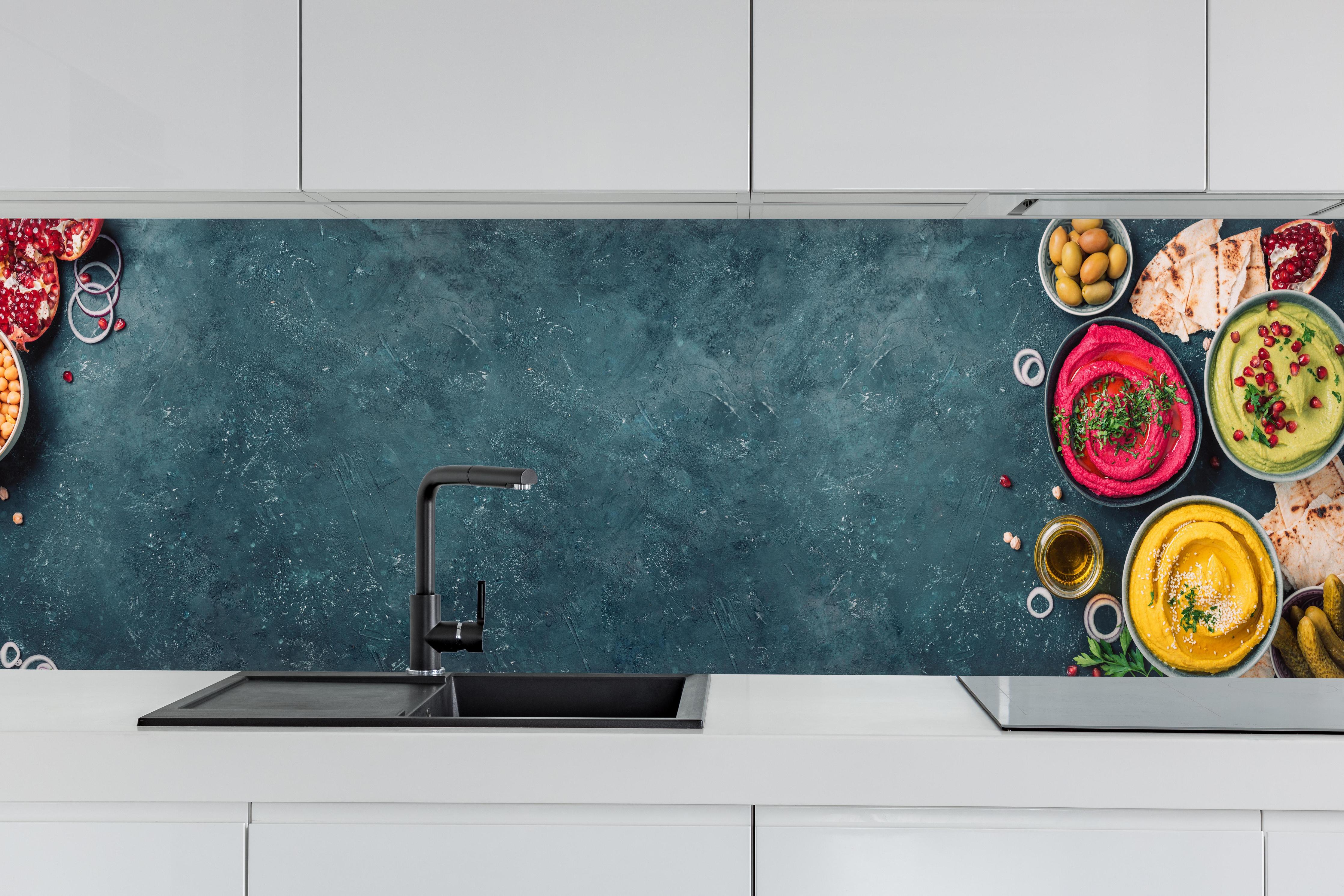 Küche - Mediterrane Gewürze und Oliven hinter weißen Hochglanz-Küchenregalen und schwarzem Wasserhahn