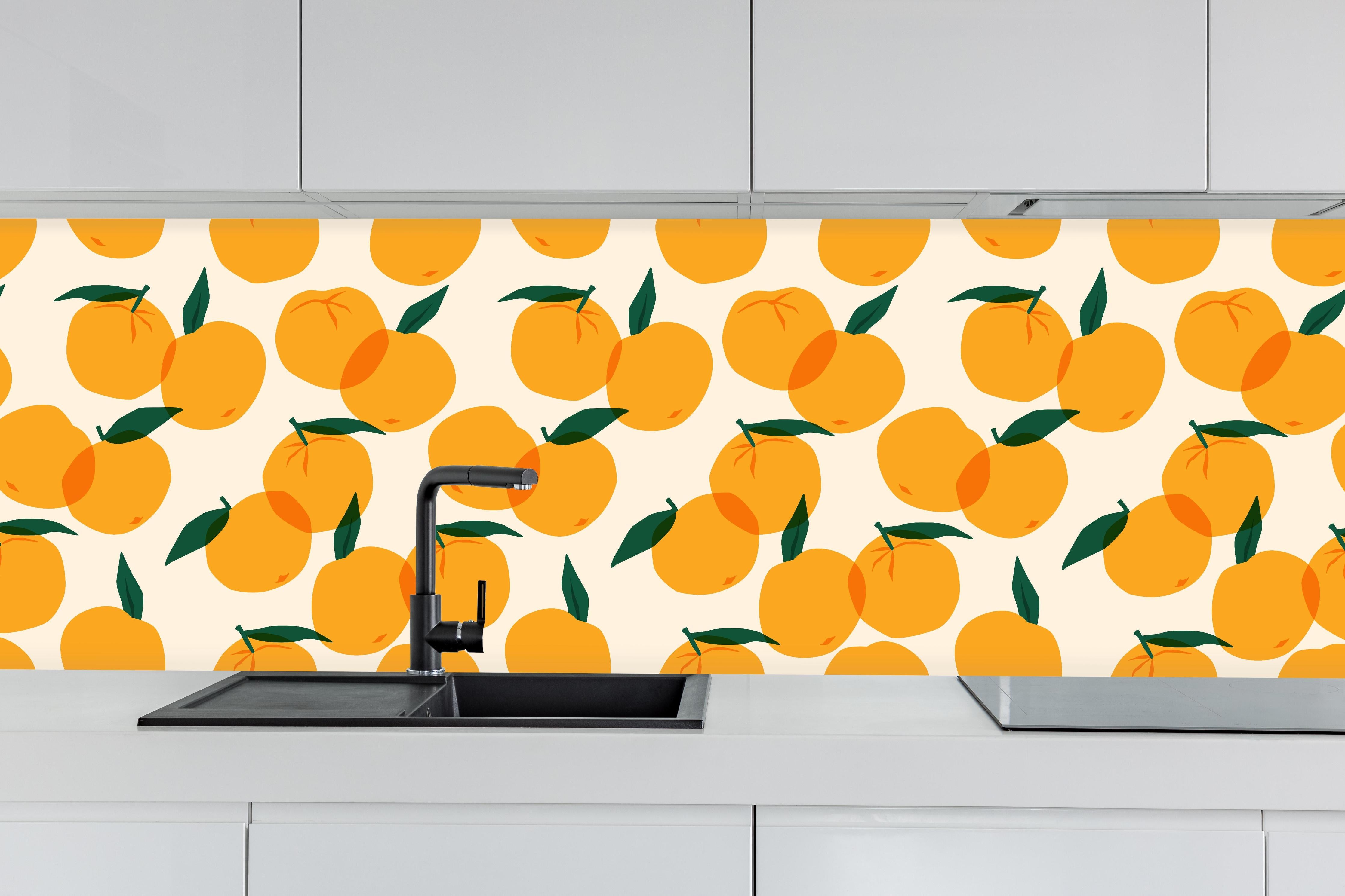 Küche - Mediterranes Citrus-Orangenmuster hinter weißen Hochglanz-Küchenregalen und schwarzem Wasserhahn