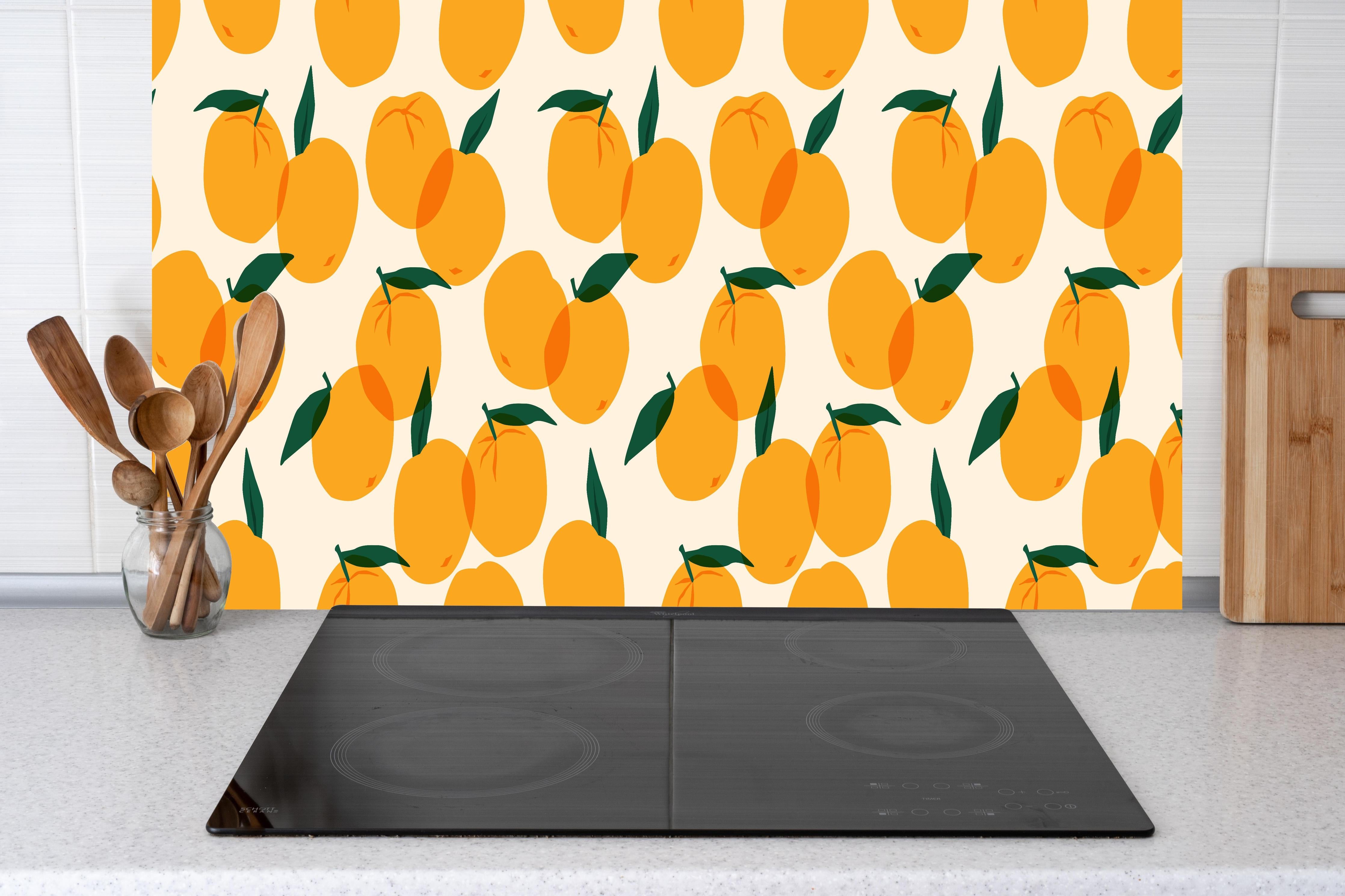 Küche - Mediterranes Citrus-Orangenmuster hinter Cerankochfeld und Holz-Kochutensilien