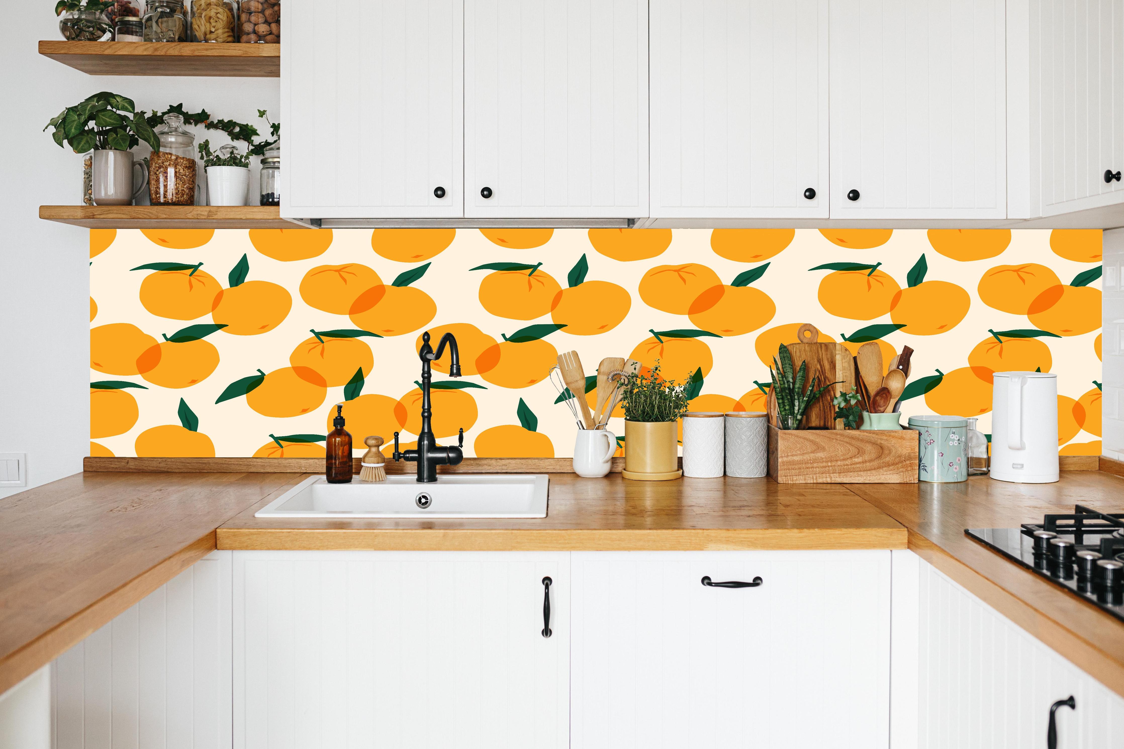 Küche - Mediterranes Citrus-Orangenmuster in weißer Küche hinter Gewürzen und Kochlöffeln aus Holz