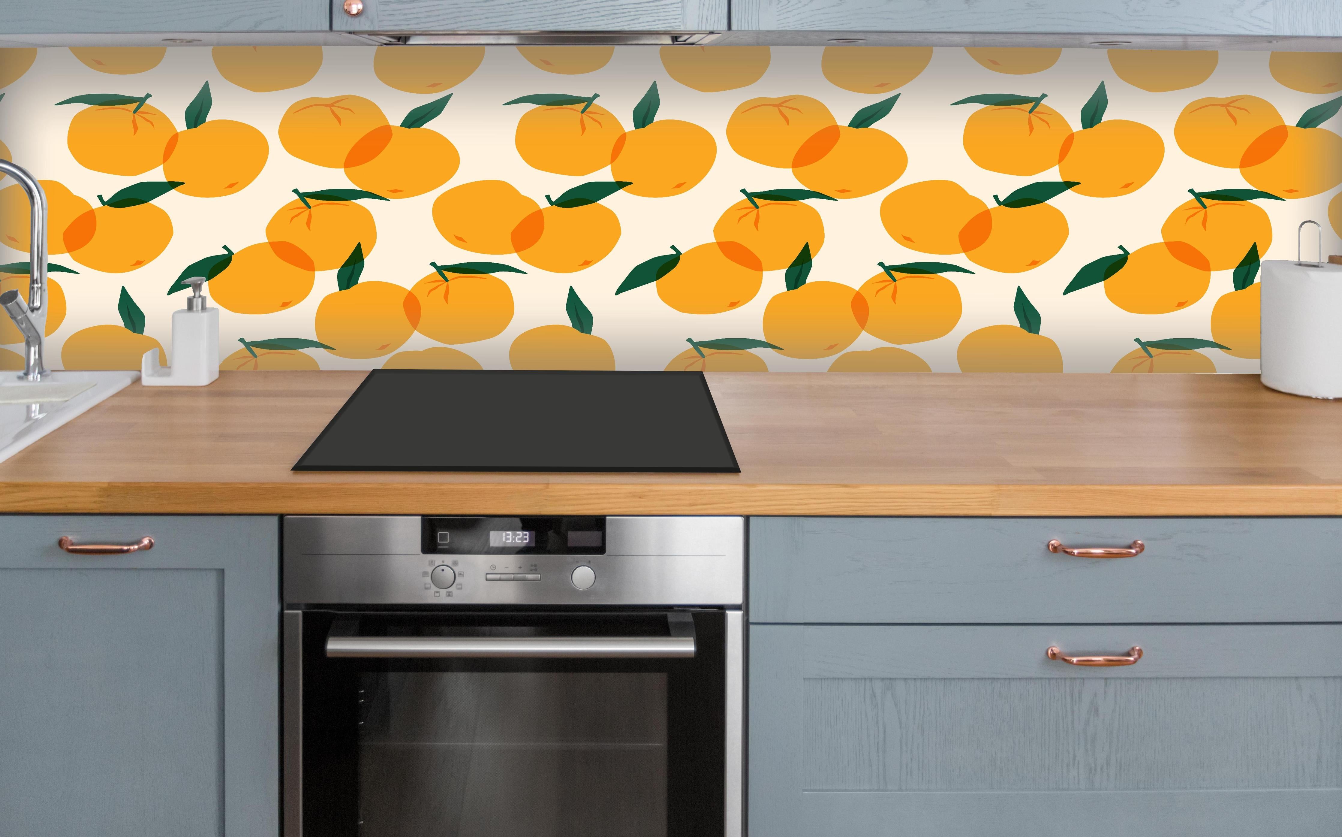 Küche - Mediterranes Citrus-Orangenmuster über polierter Holzarbeitsplatte mit Cerankochfeld