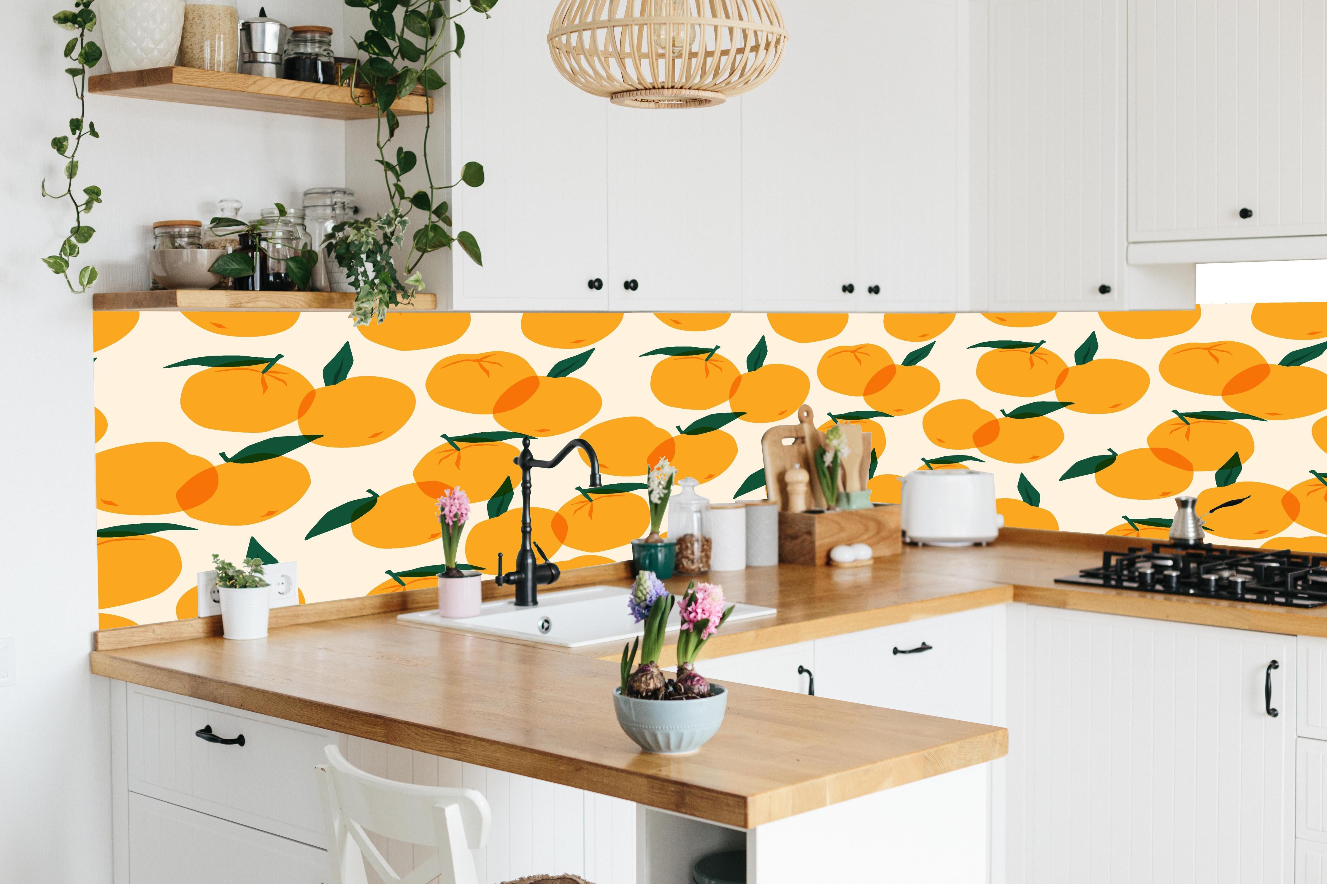 Küche - Mediterranes Citrus-Orangenmuster in lebendiger Küche mit bunten Blumen