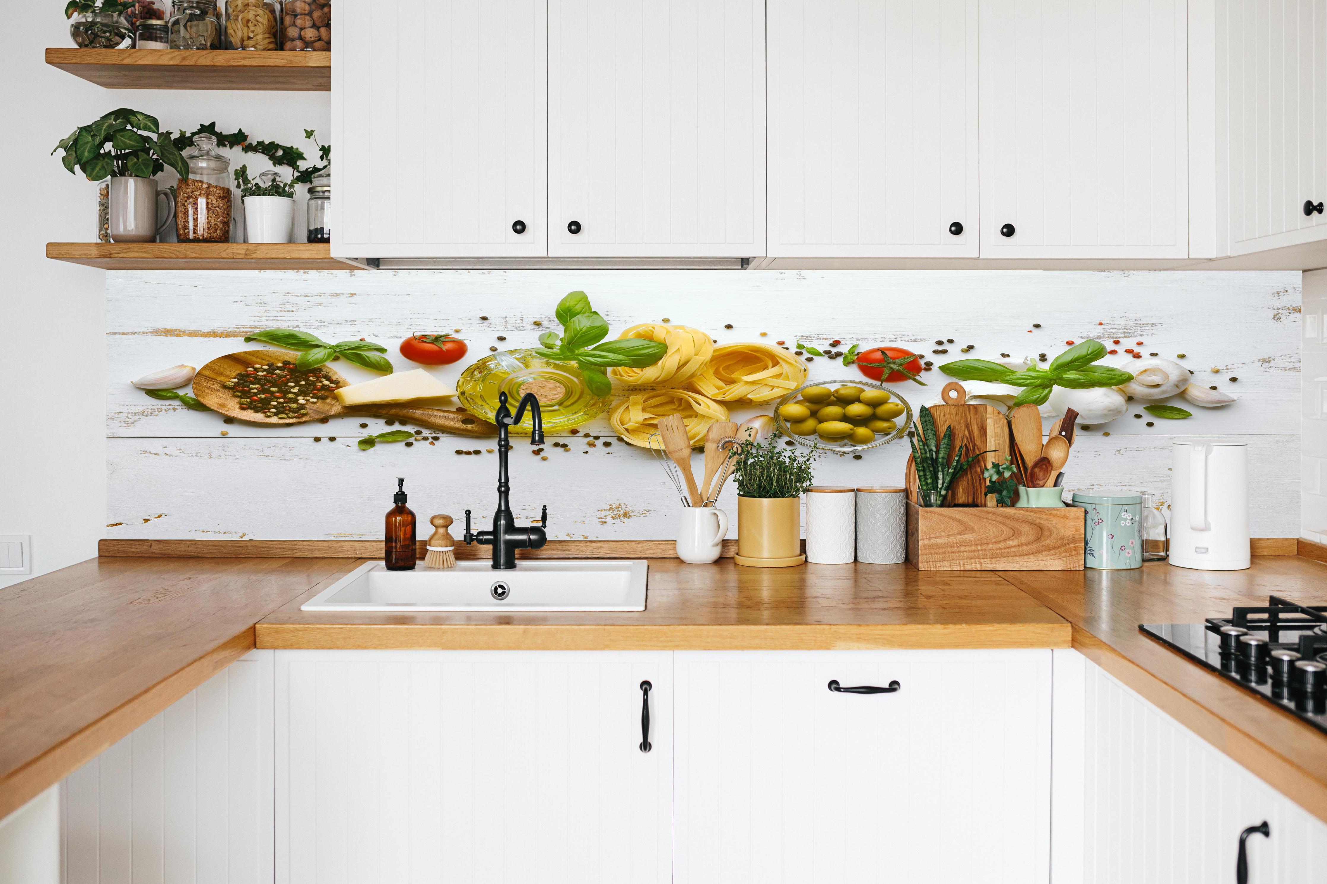 Küche - Mediterranes Gewürz Oliven Stillleben in weißer Küche hinter Gewürzen und Kochlöffeln aus Holz