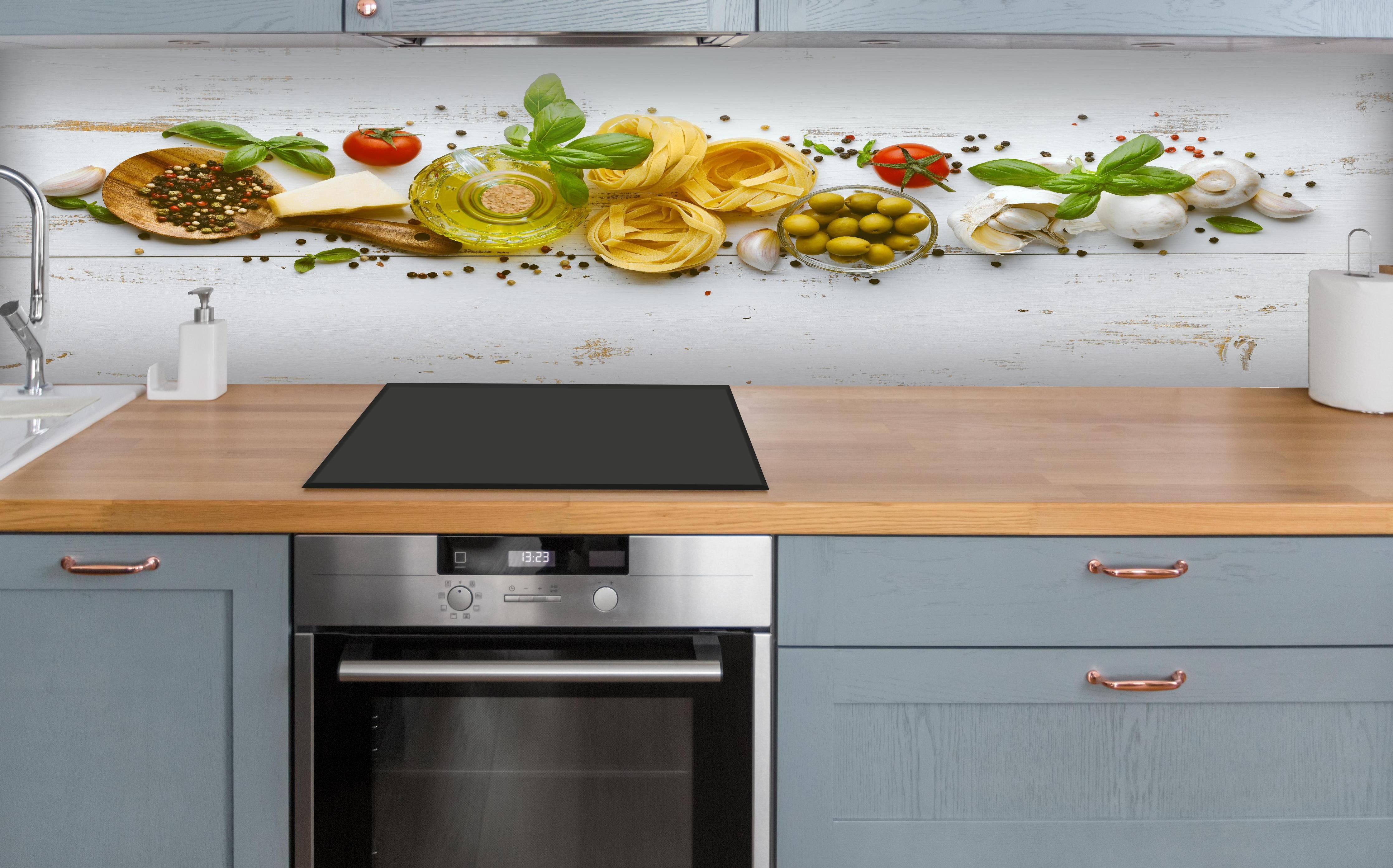 Küche - Mediterranes Gewürz Oliven Stillleben über polierter Holzarbeitsplatte mit Cerankochfeld