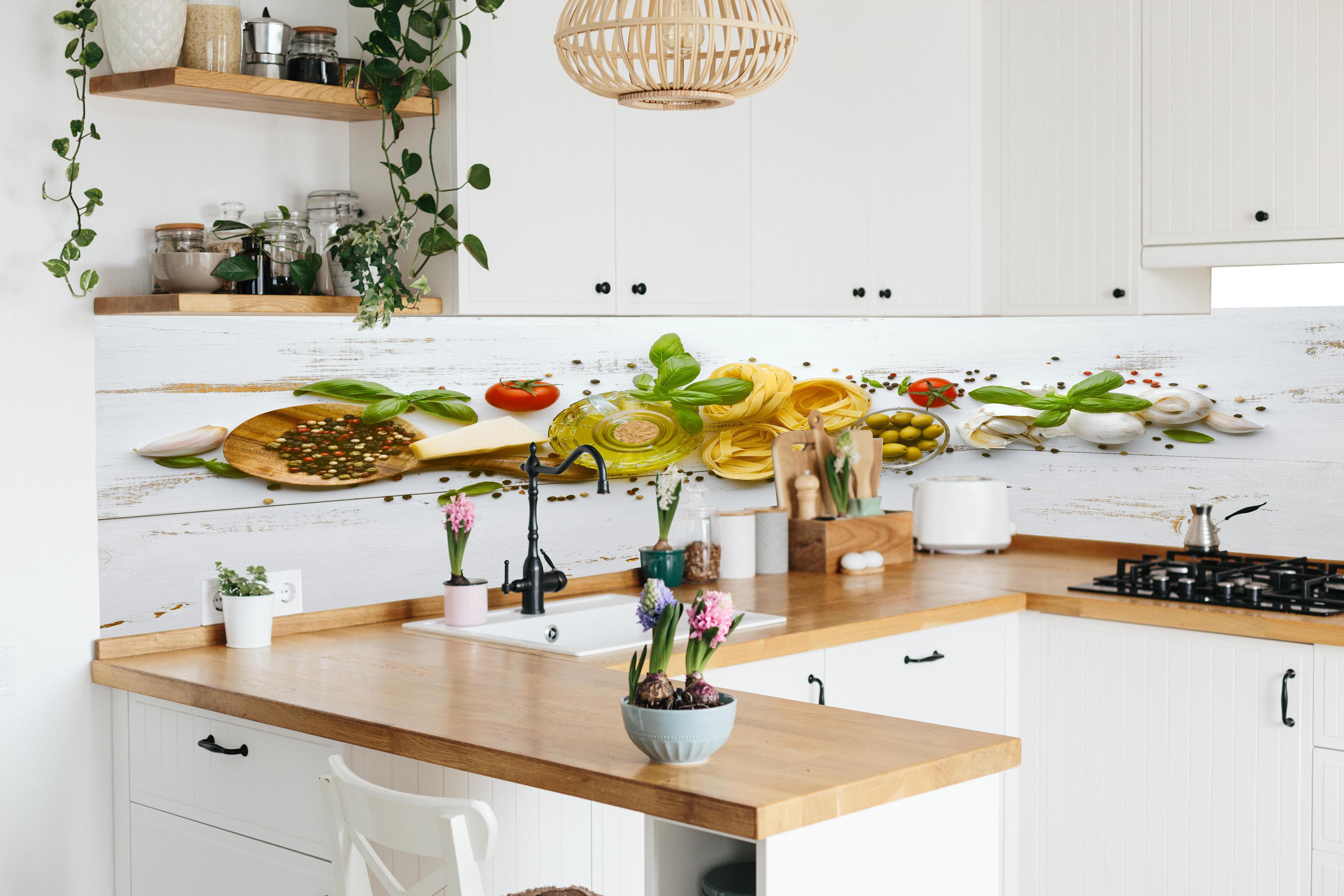 Küche - Mediterranes Gewürz Oliven Stillleben in lebendiger Küche mit bunten Blumen