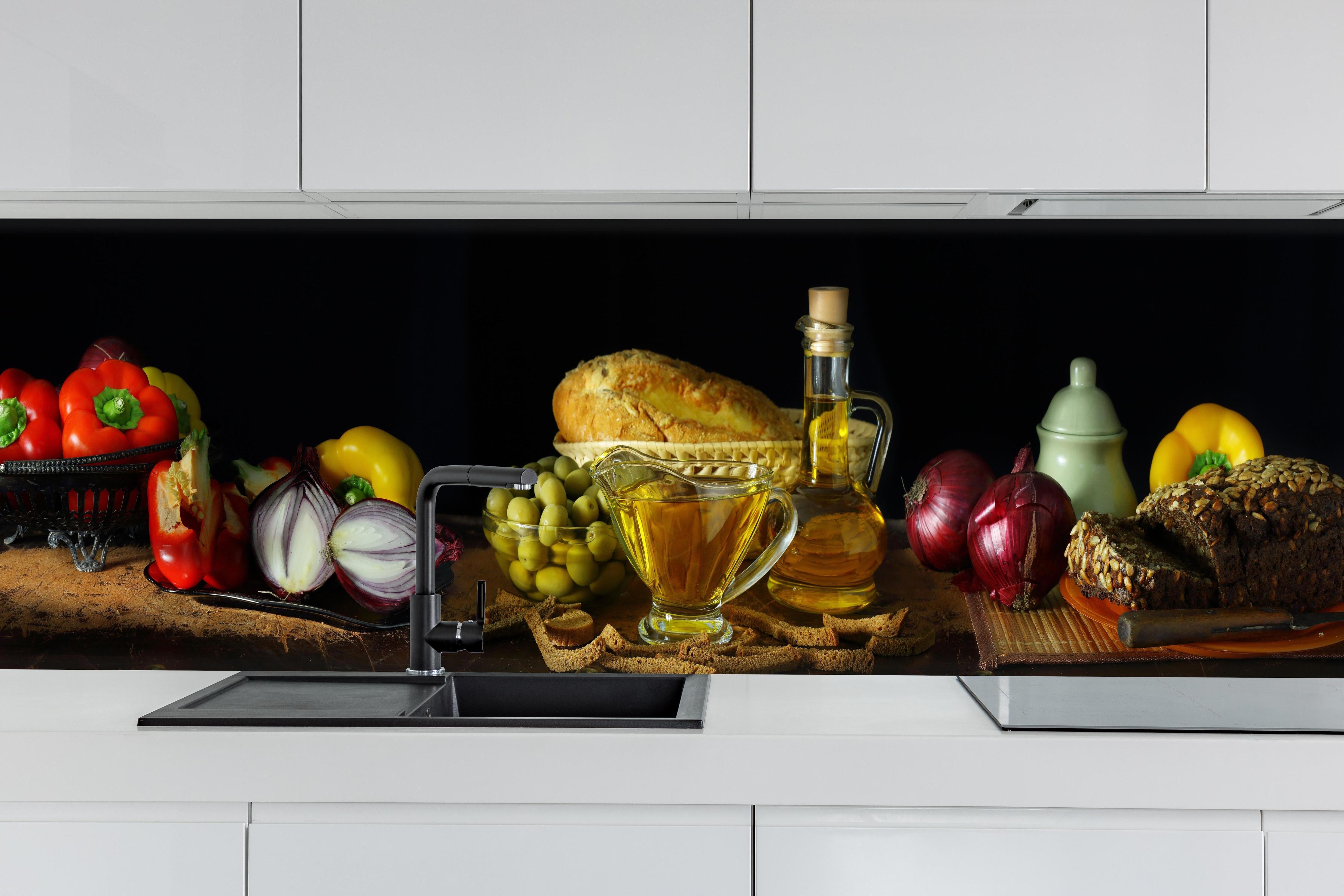 Küche - Mediterranes Oliven & Brot hinter weißen Hochglanz-Küchenregalen und schwarzem Wasserhahn