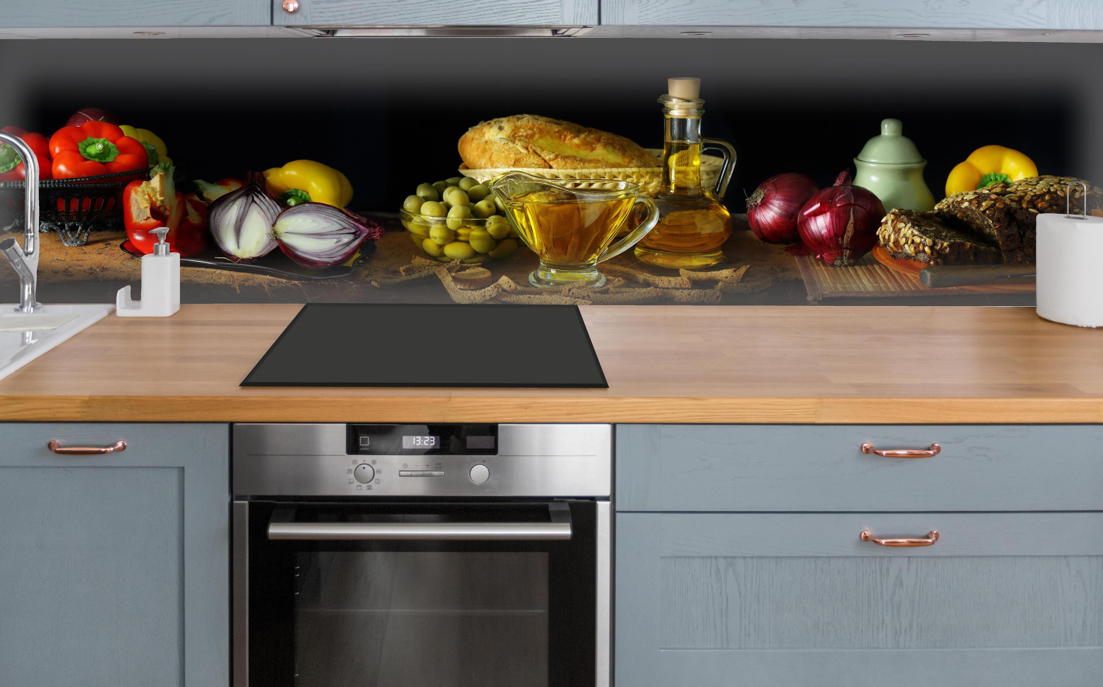 Küche - Mediterranes Oliven & Brot über polierter Holzarbeitsplatte mit Cerankochfeld