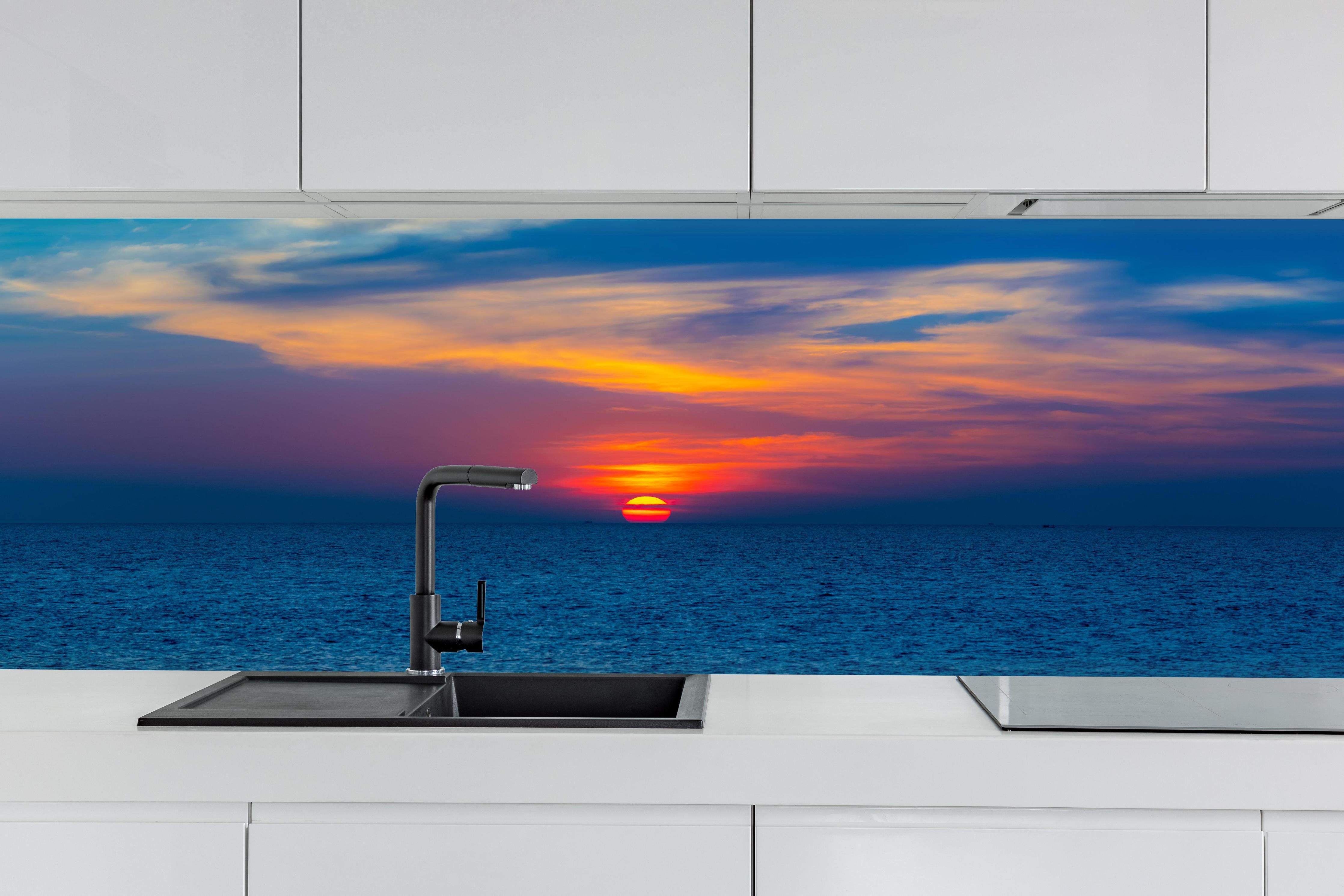 Küche - Meer-Sonnenuntergang Blau-Orange hinter weißen Hochglanz-Küchenregalen und schwarzem Wasserhahn