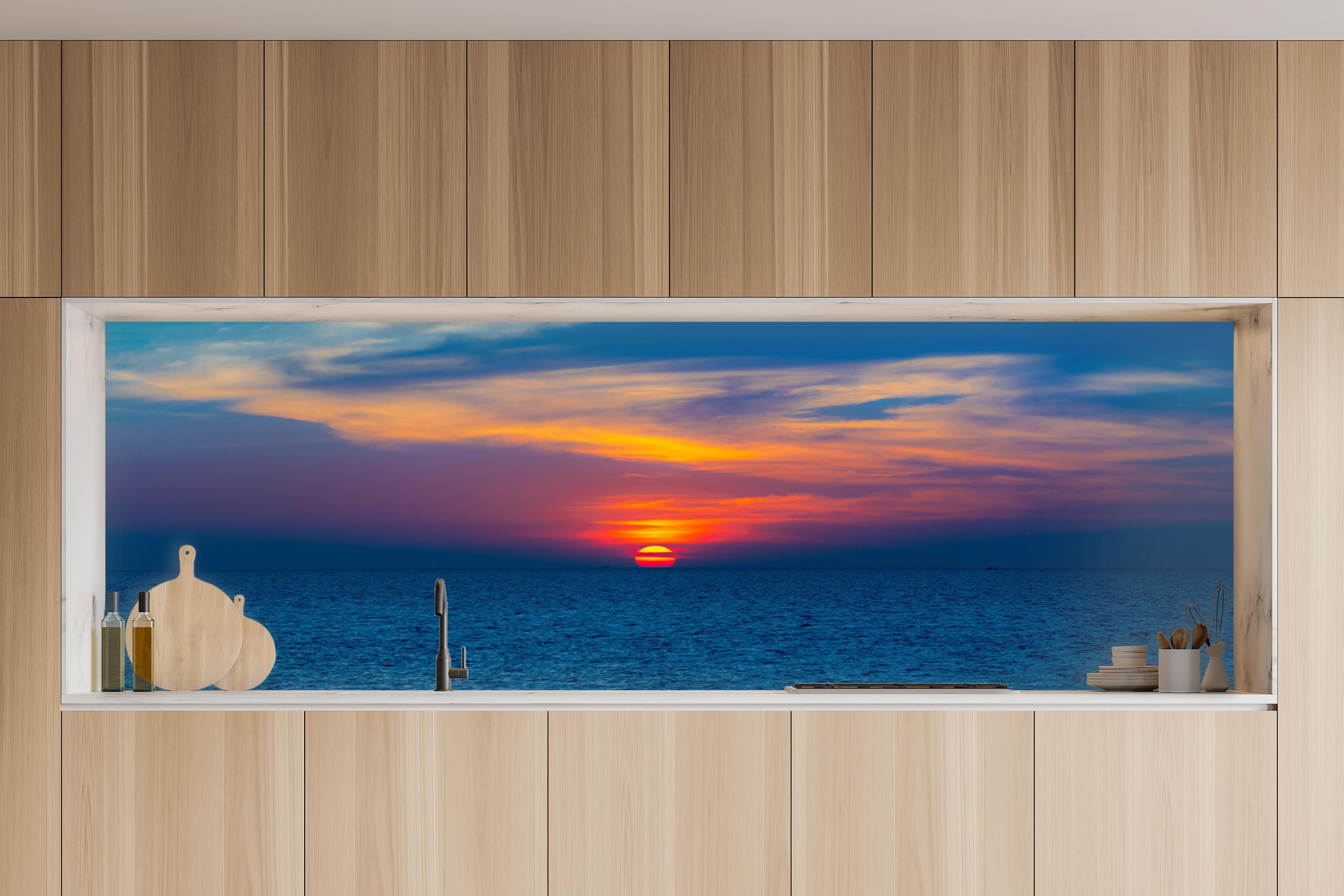 Küche - Meer-Sonnenuntergang Blau-Orange in charakteristischer Vollholz-Küche mit modernem Gasherd