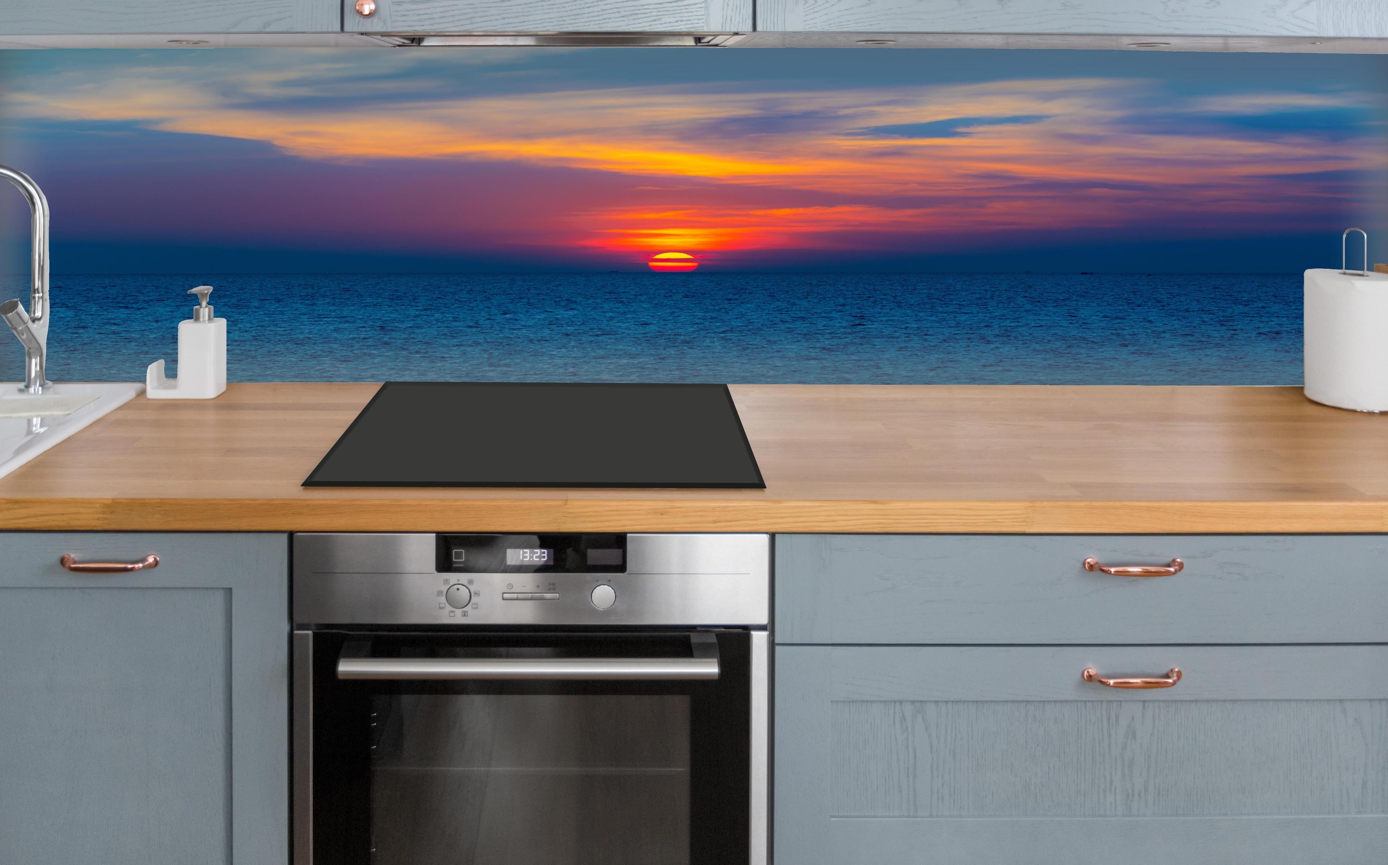 Küche - Meer-Sonnenuntergang Blau-Orange über polierter Holzarbeitsplatte mit Cerankochfeld