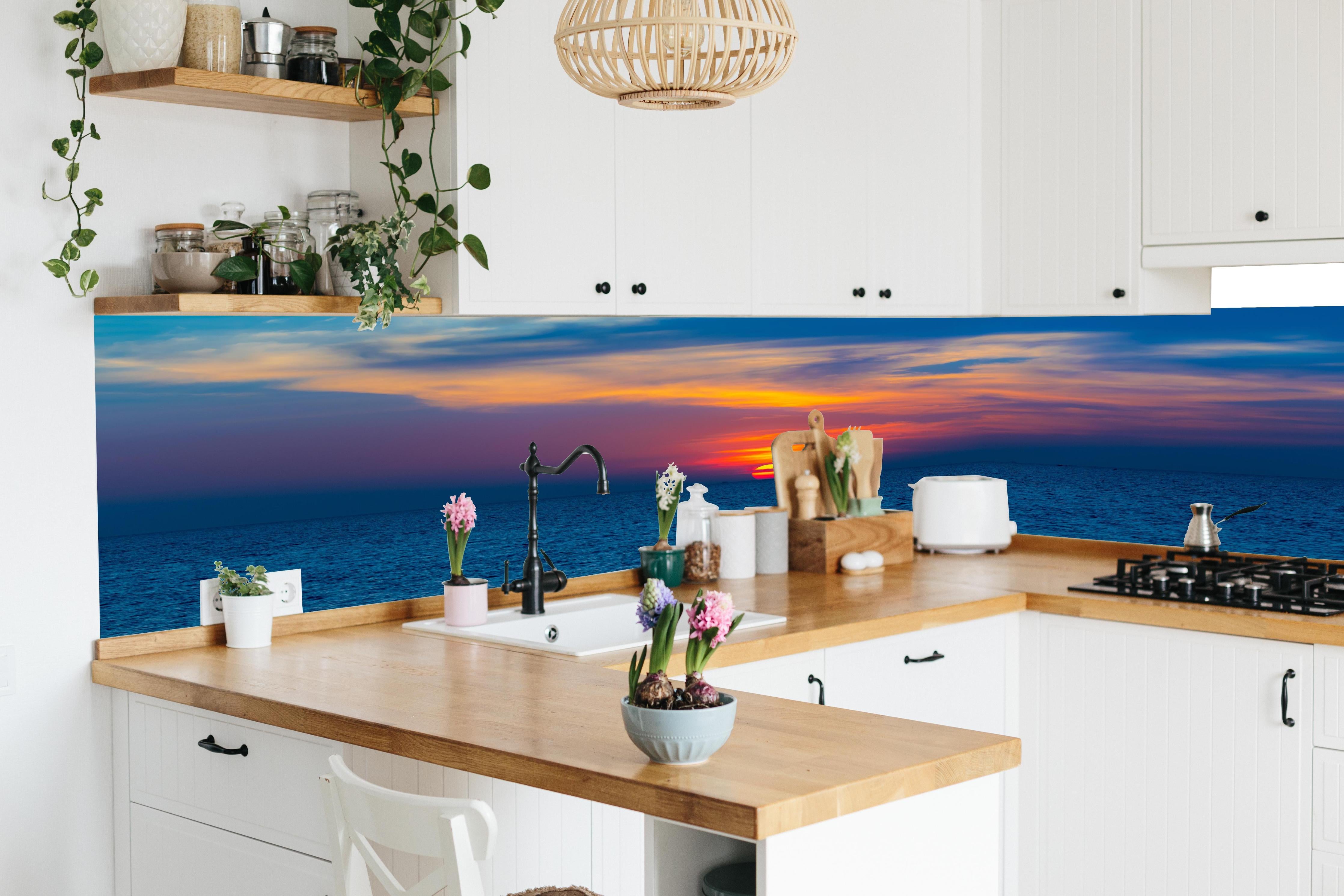 Küche - Meer-Sonnenuntergang Blau-Orange in lebendiger Küche mit bunten Blumen