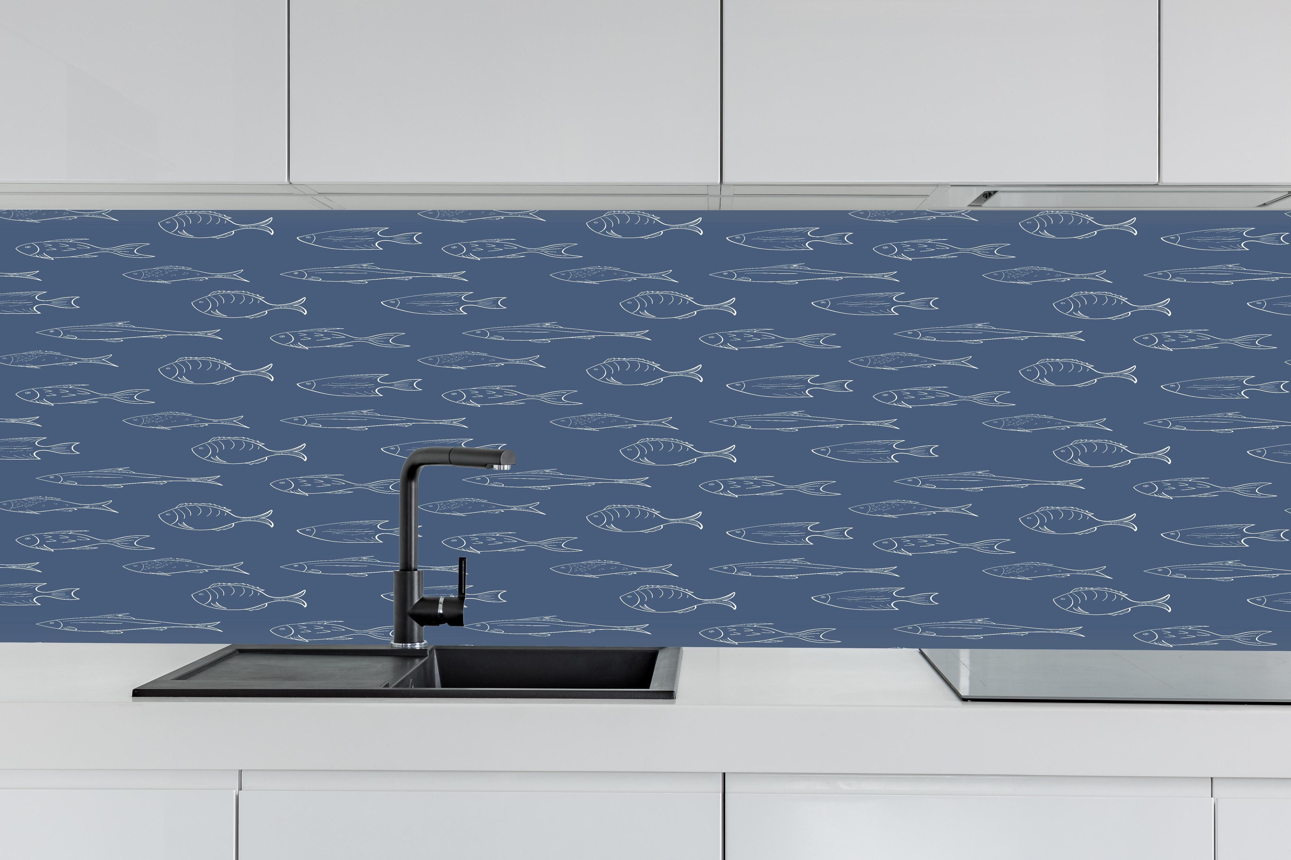 Küche - Minimal Fischmuster Blau hinter weißen Hochglanz-Küchenregalen und schwarzem Wasserhahn