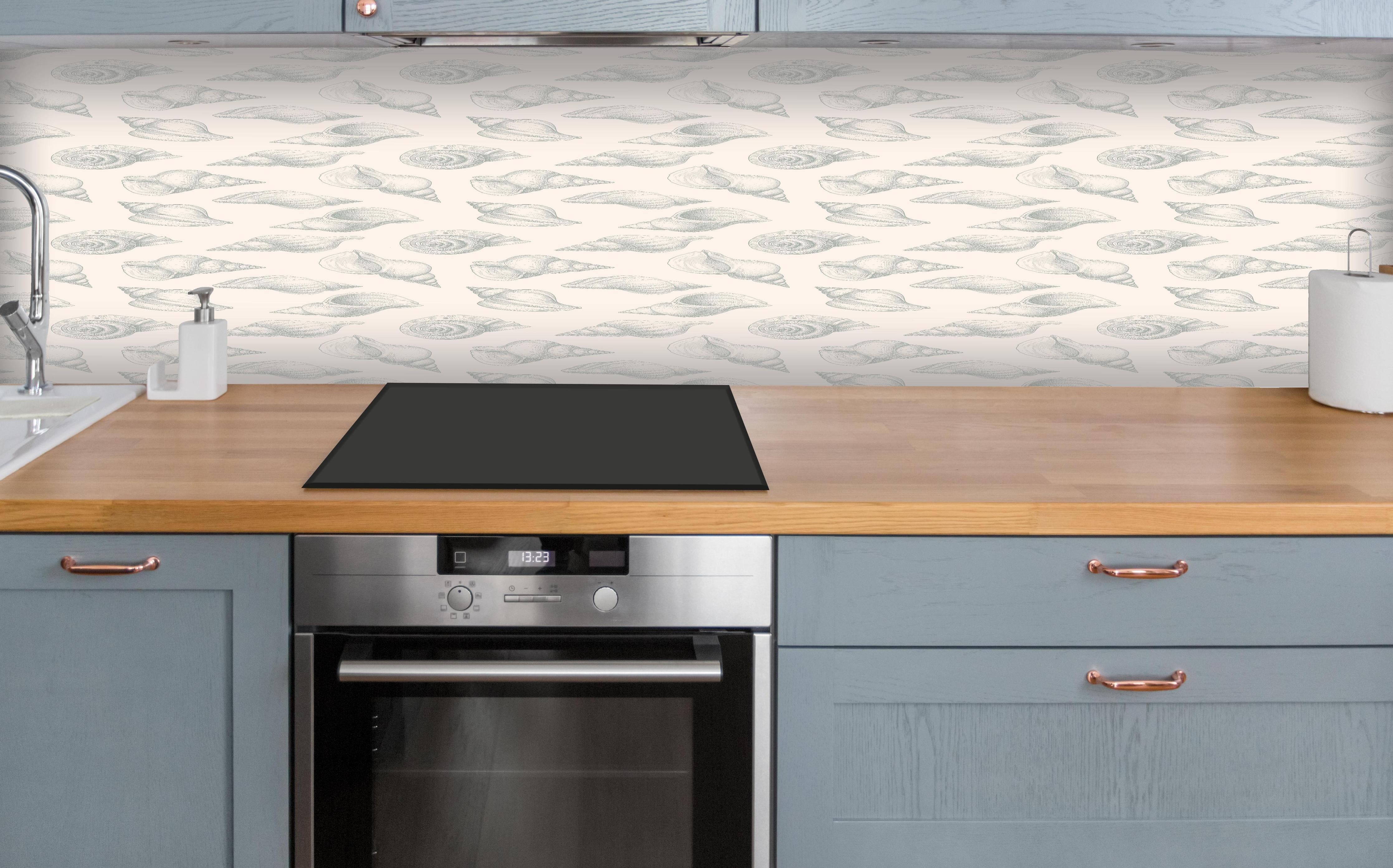 Küche - Minimal Muschelmuster Beige-Grau über polierter Holzarbeitsplatte mit Cerankochfeld