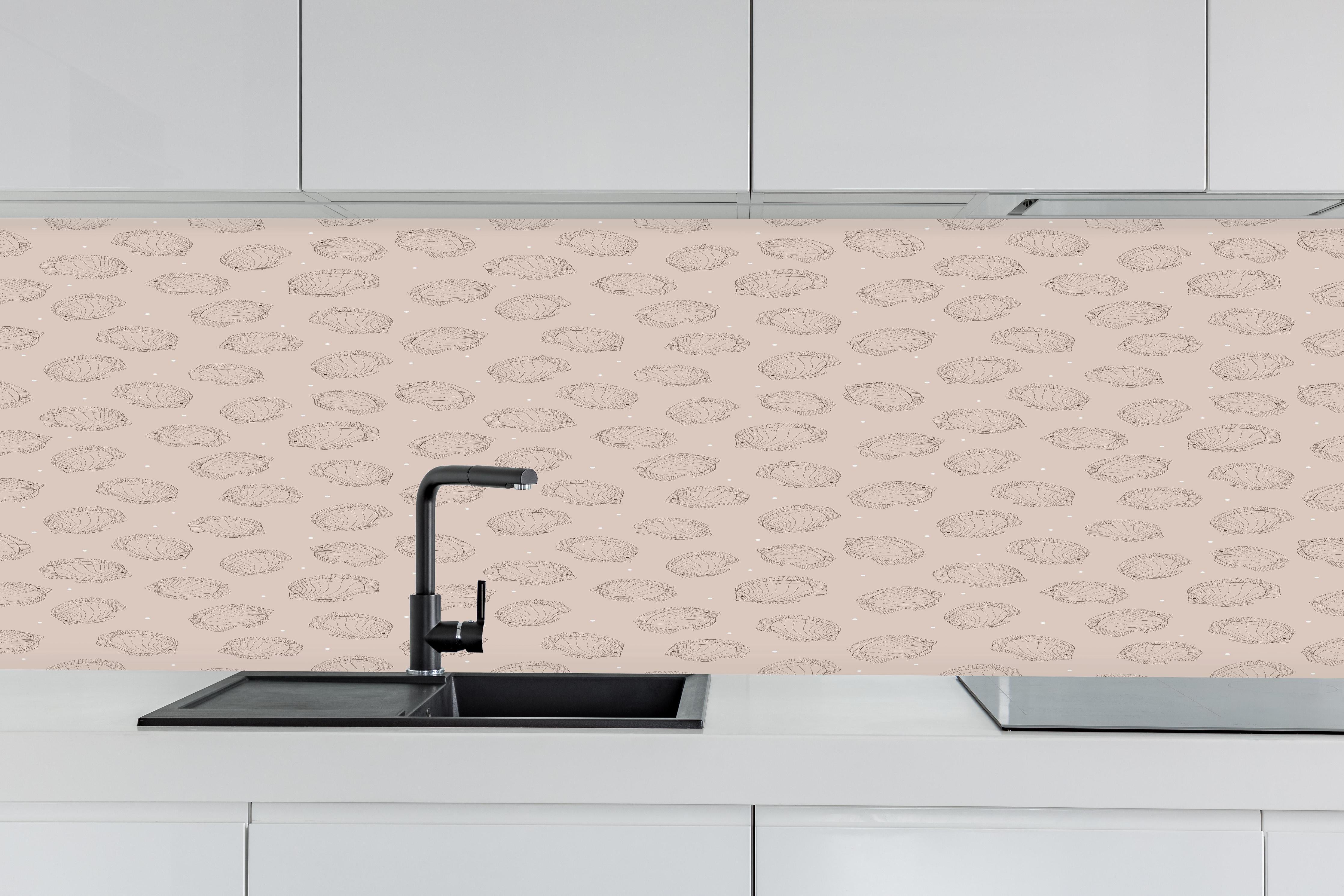 Küche - Minimalistische Fische Beige-Rosa hinter weißen Hochglanz-Küchenregalen und schwarzem Wasserhahn