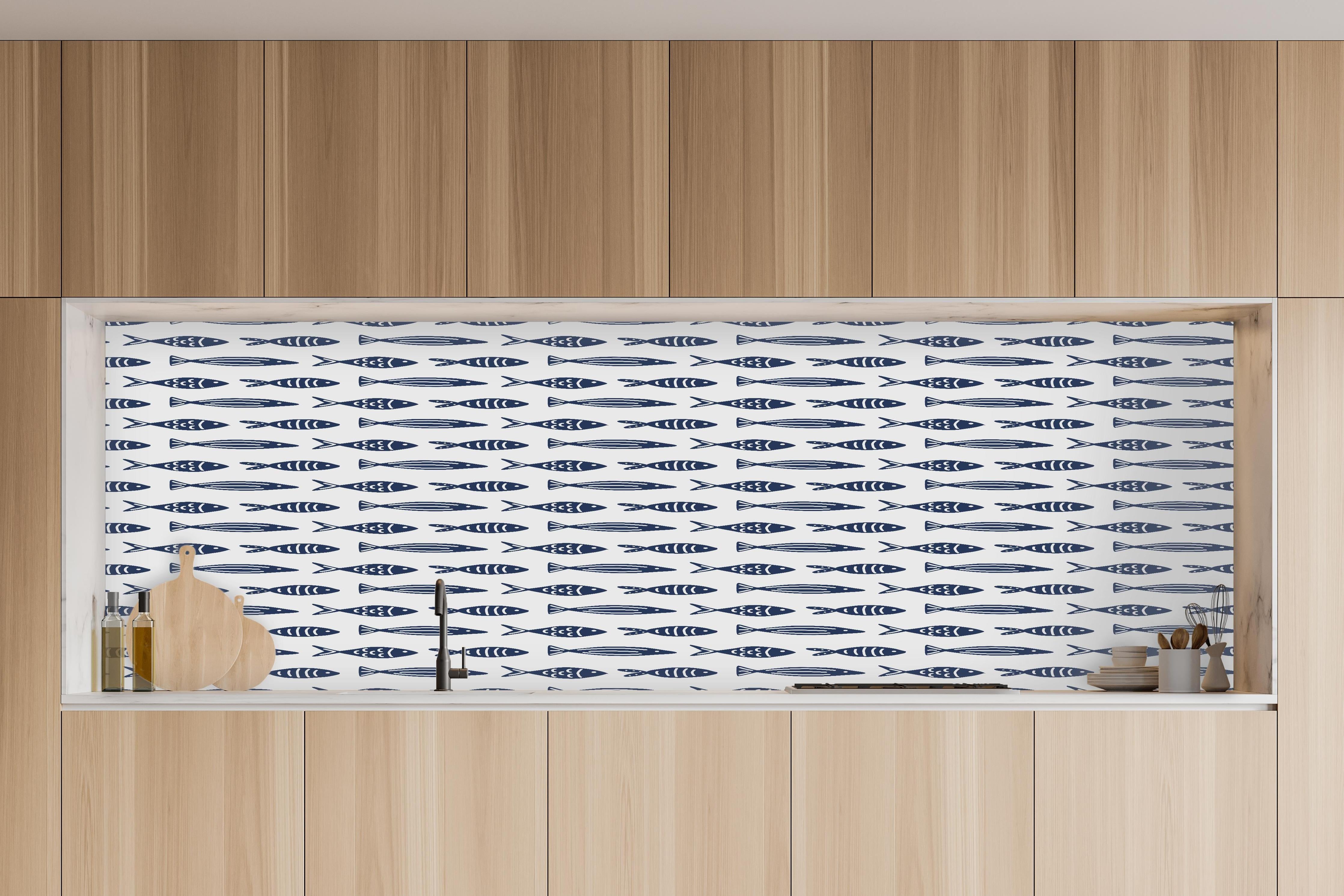 Küche - Minimalistische Fische Blau-Weiß in charakteristischer Vollholz-Küche mit modernem Gasherd