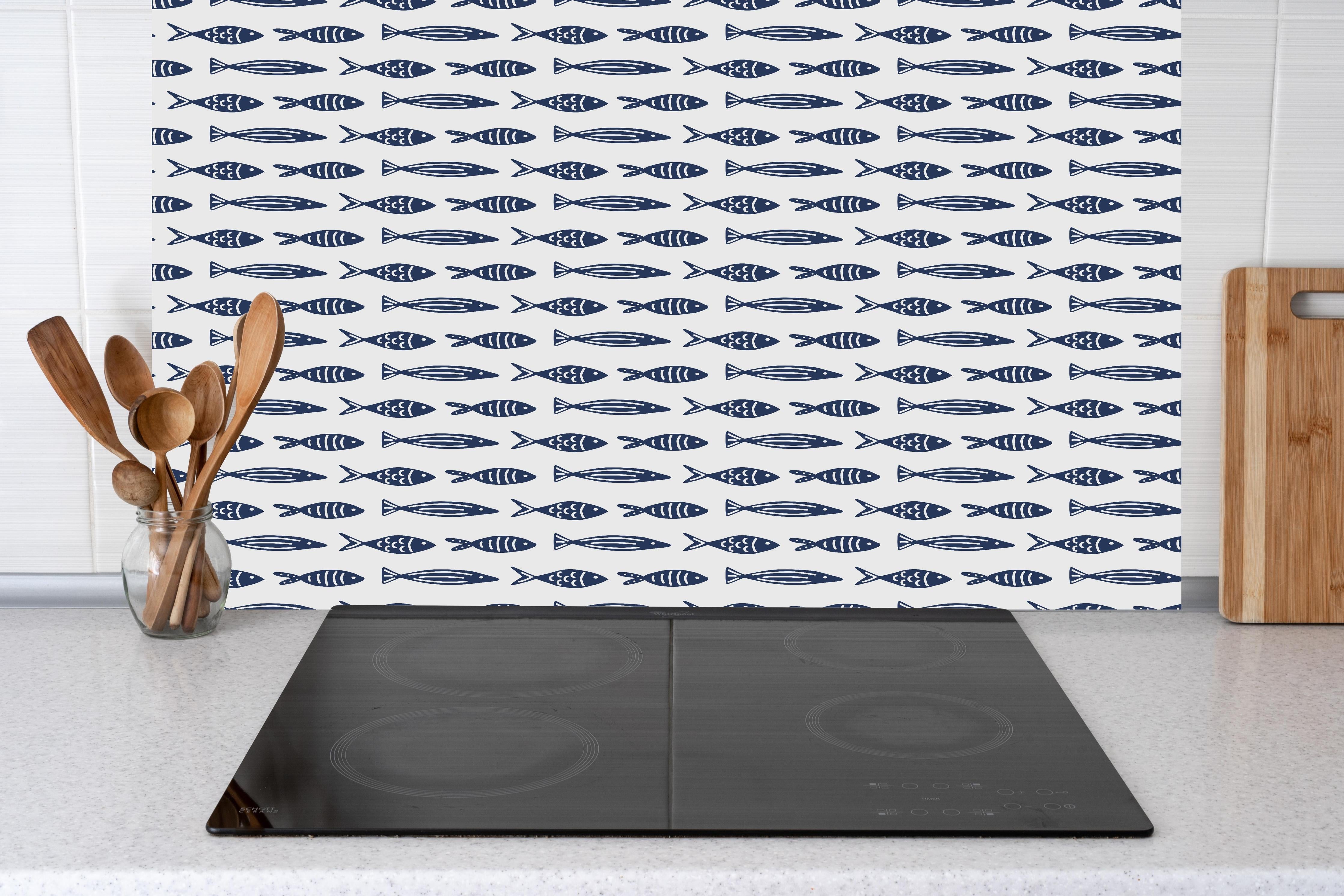 Küche - Minimalistische Fische Blau-Weiß hinter Cerankochfeld und Holz-Kochutensilien