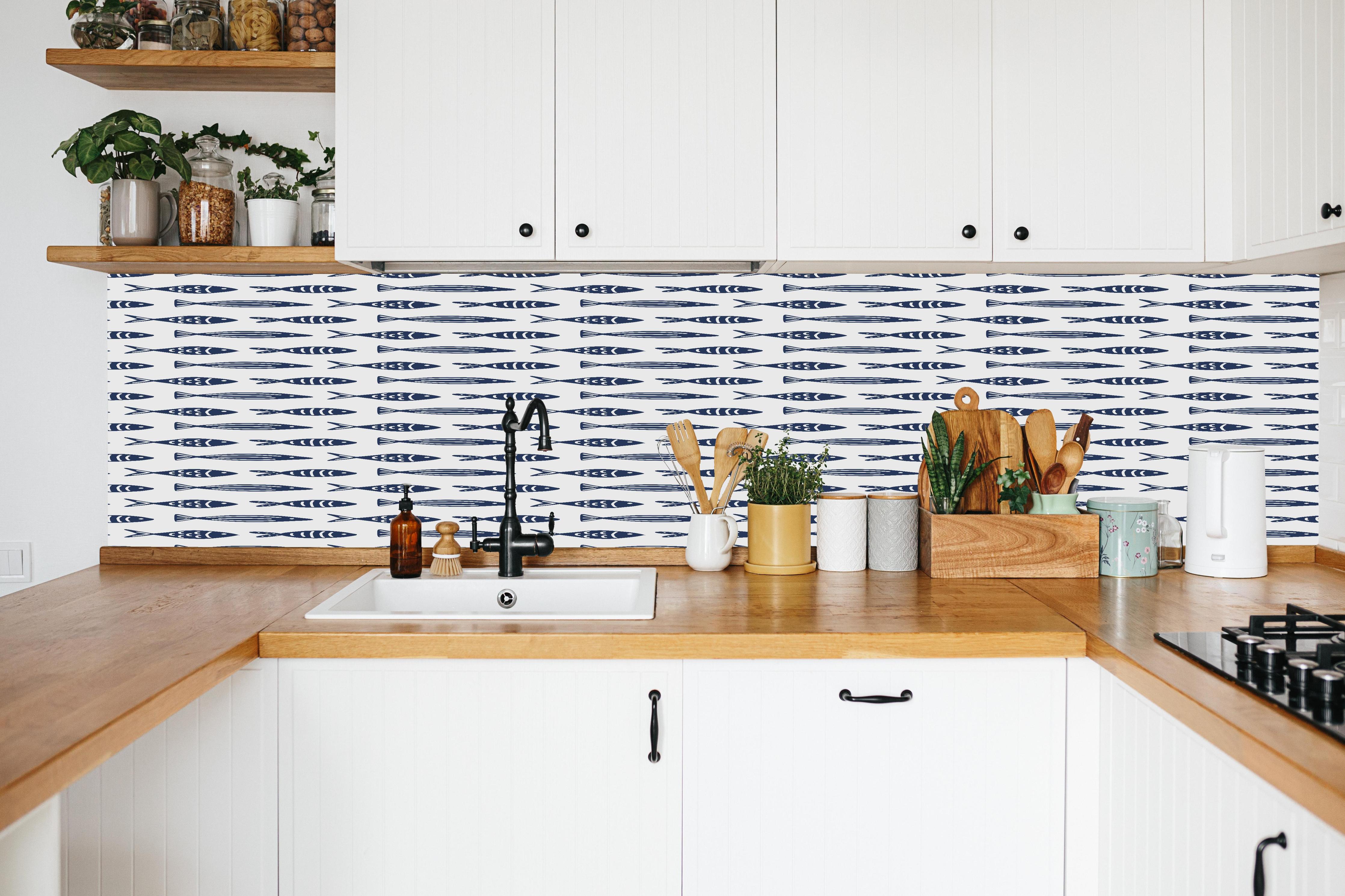 Küche - Minimalistische Fische Blau-Weiß in weißer Küche hinter Gewürzen und Kochlöffeln aus Holz